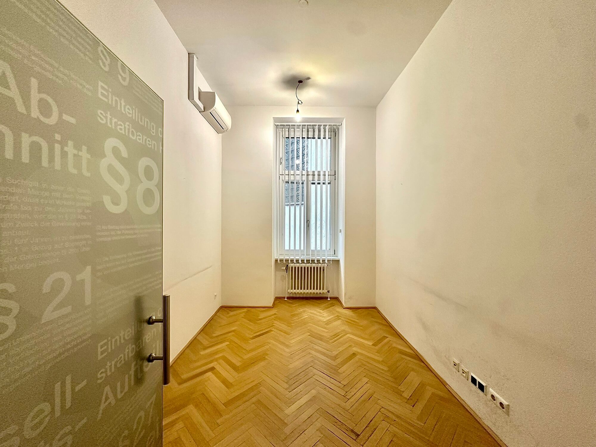 Prestigious old building office near the Museumsquartier