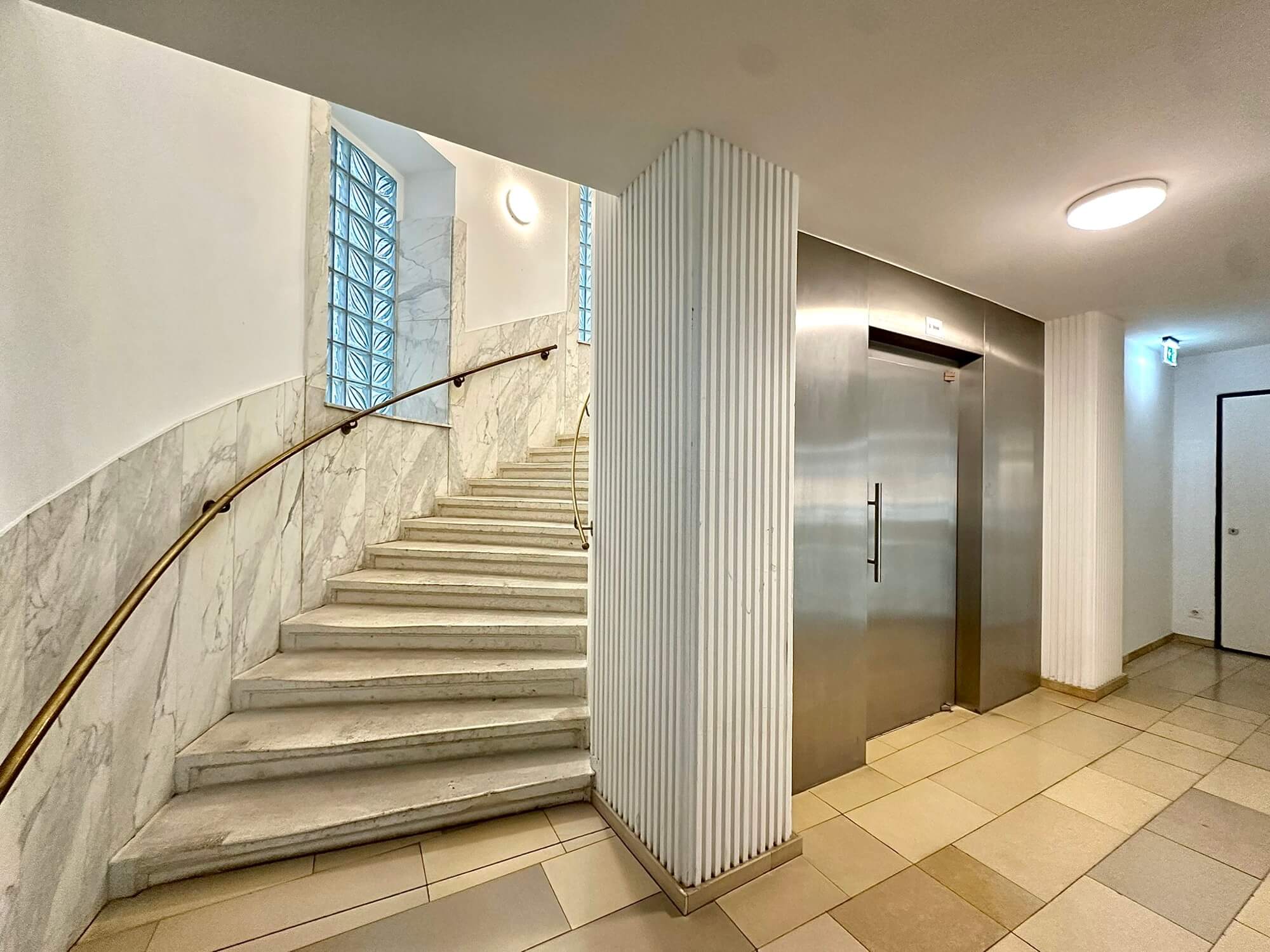 Prestigious old building office near the Museumsquartier