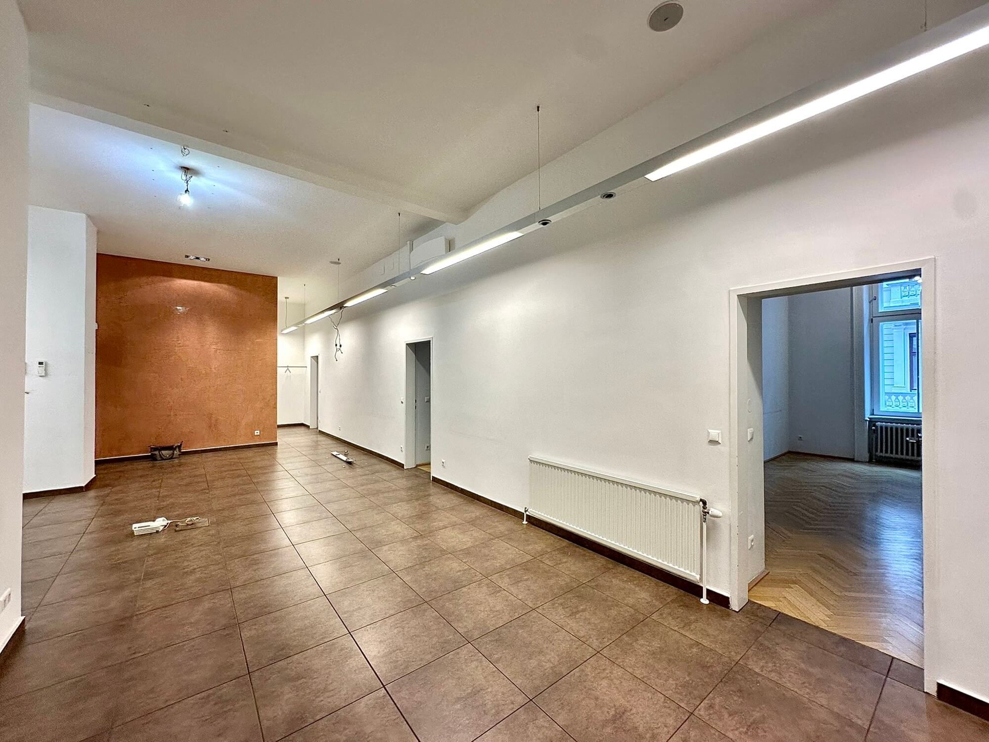 Prestigious old building office near the Museumsquartier