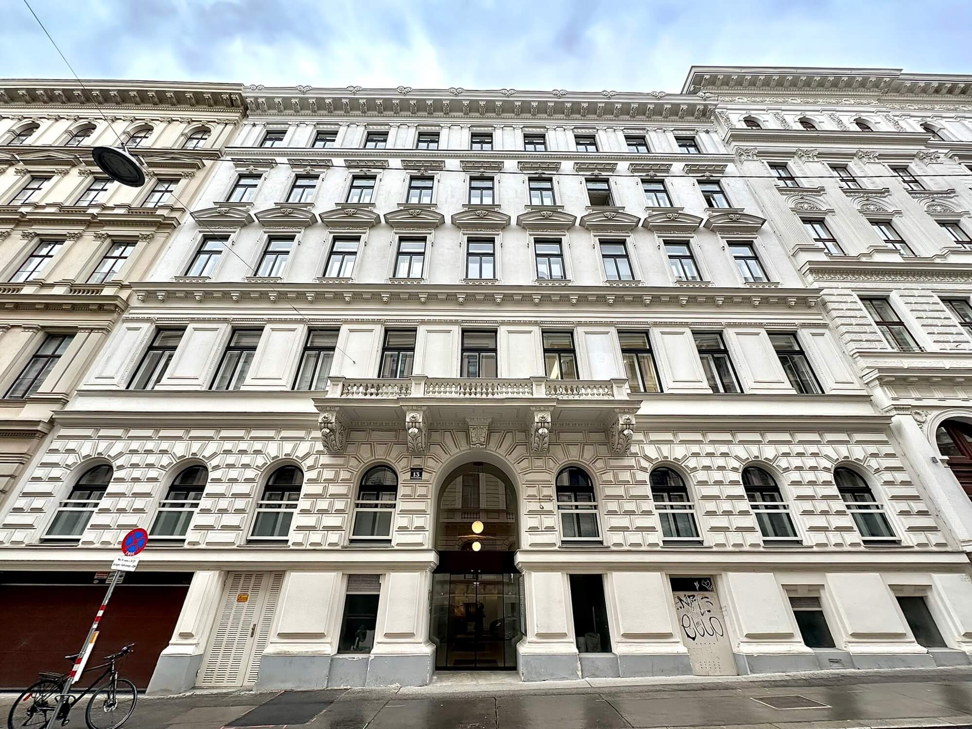 Prestigious old building office near the Museumsquartier