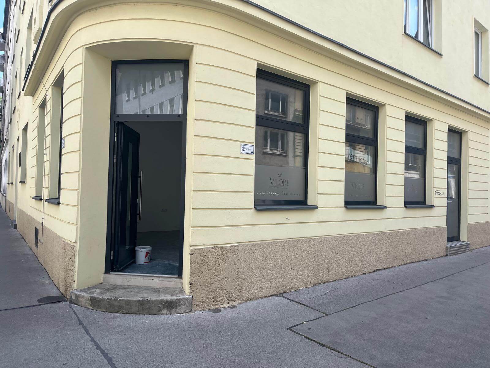 Ansprechendes Eck-Geschäftslokal