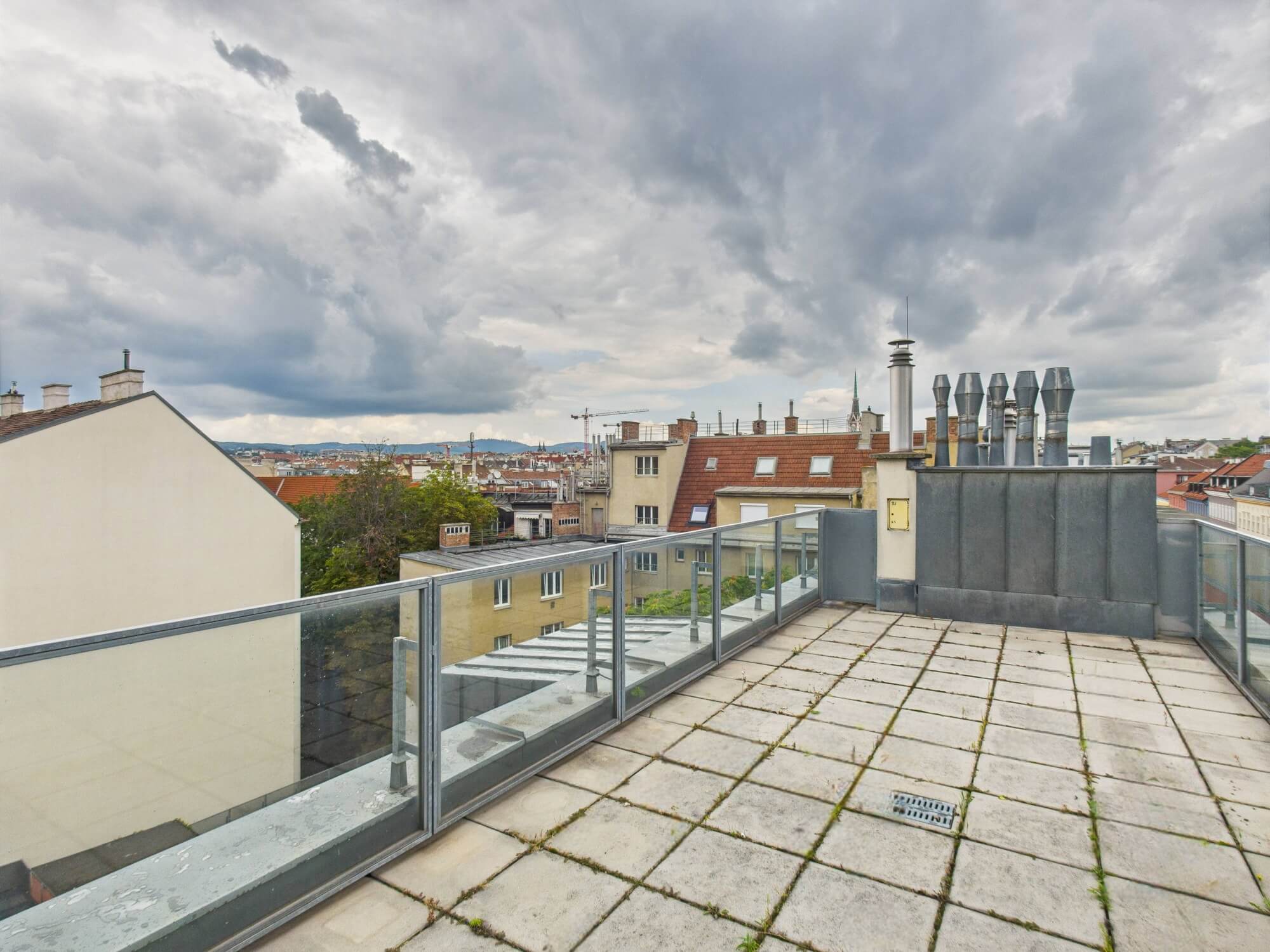 Two-room maisonette with outdoor space and parking spot in Hernals.