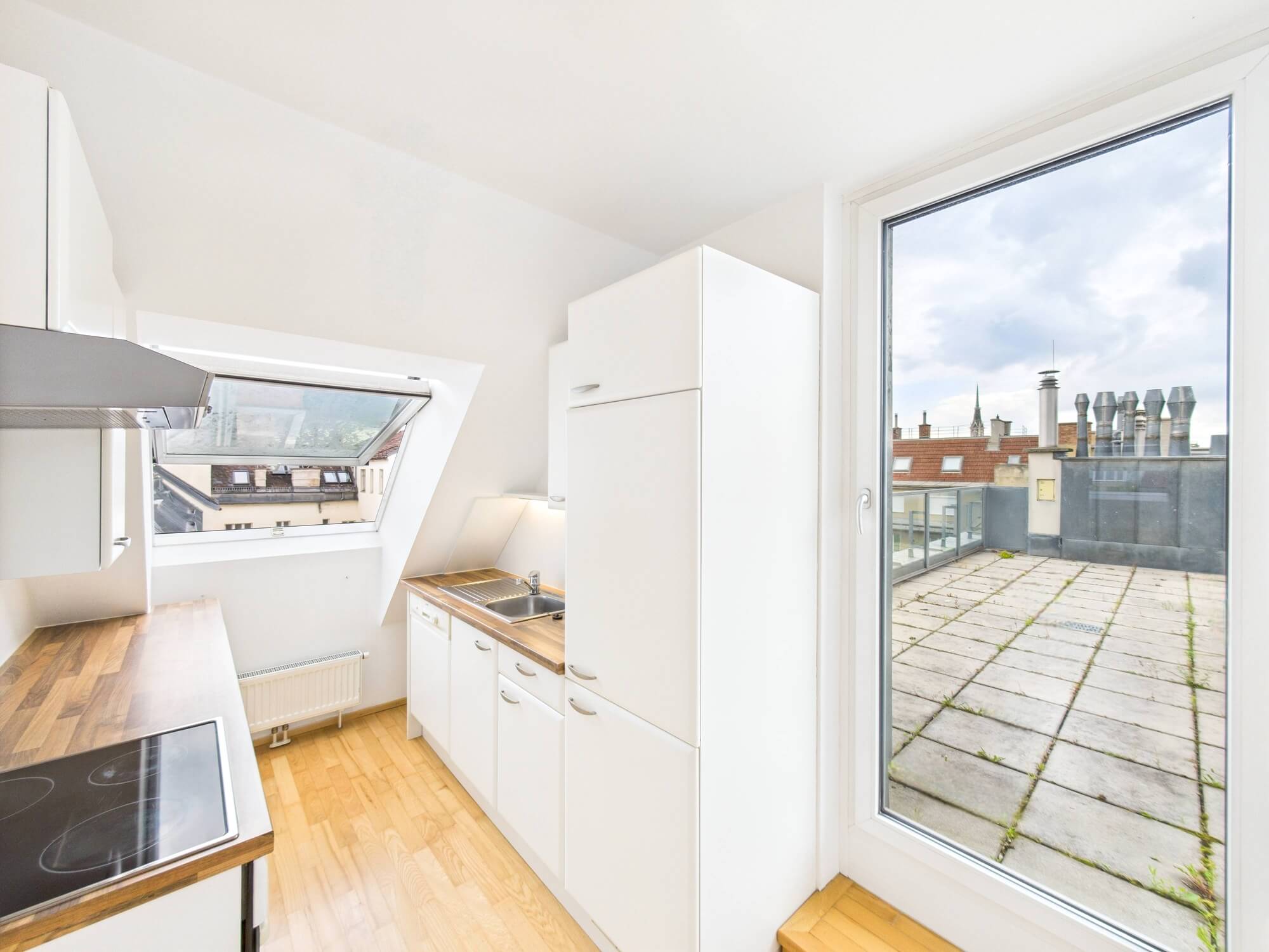 Two-room maisonette with outdoor space and parking spot in Hernals.