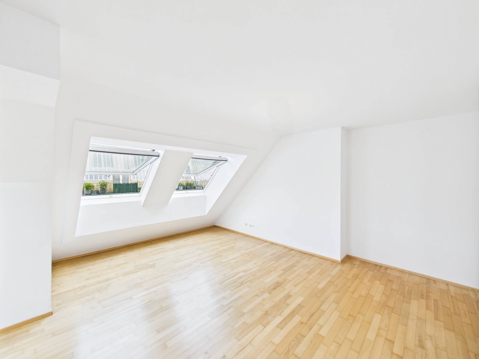 Two-room maisonette with outdoor space and parking spot in Hernals.