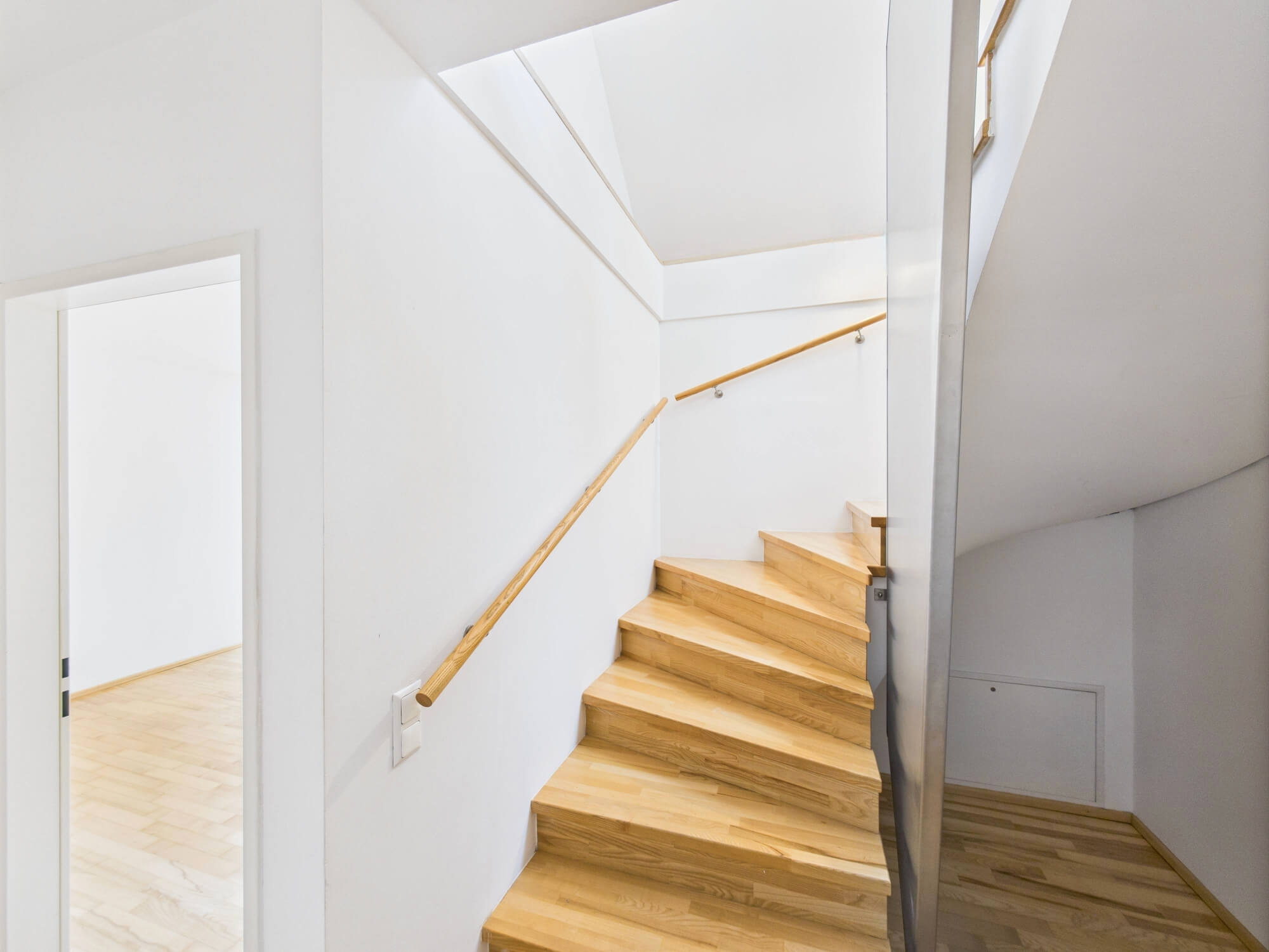 Two-room maisonette with outdoor space and parking spot in Hernals.