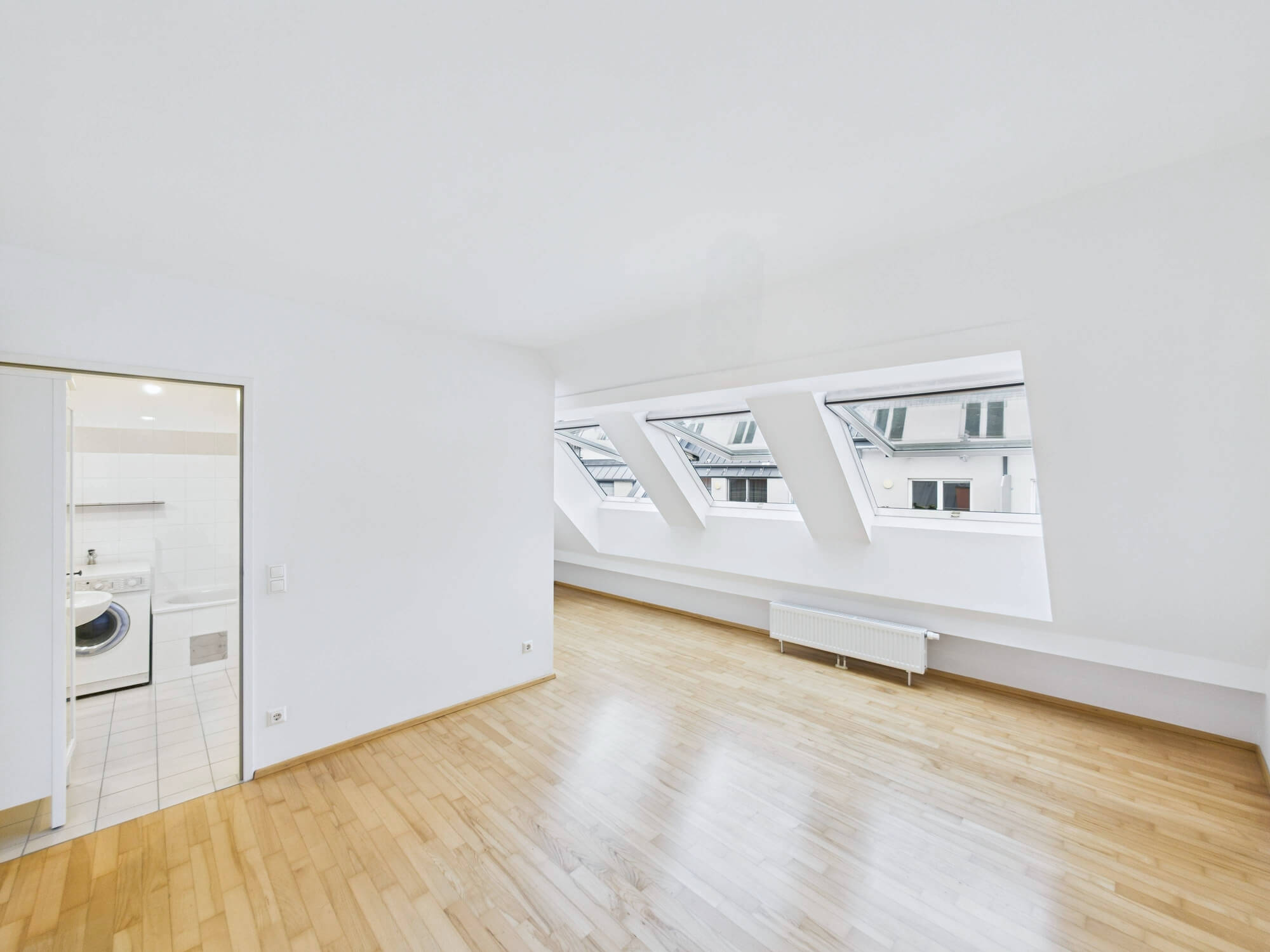 Two-room maisonette with outdoor space and parking spot in Hernals.