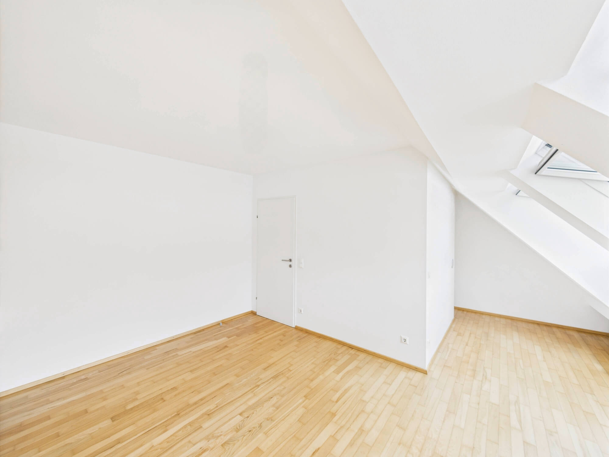 Two-room maisonette with outdoor space and parking spot in Hernals.