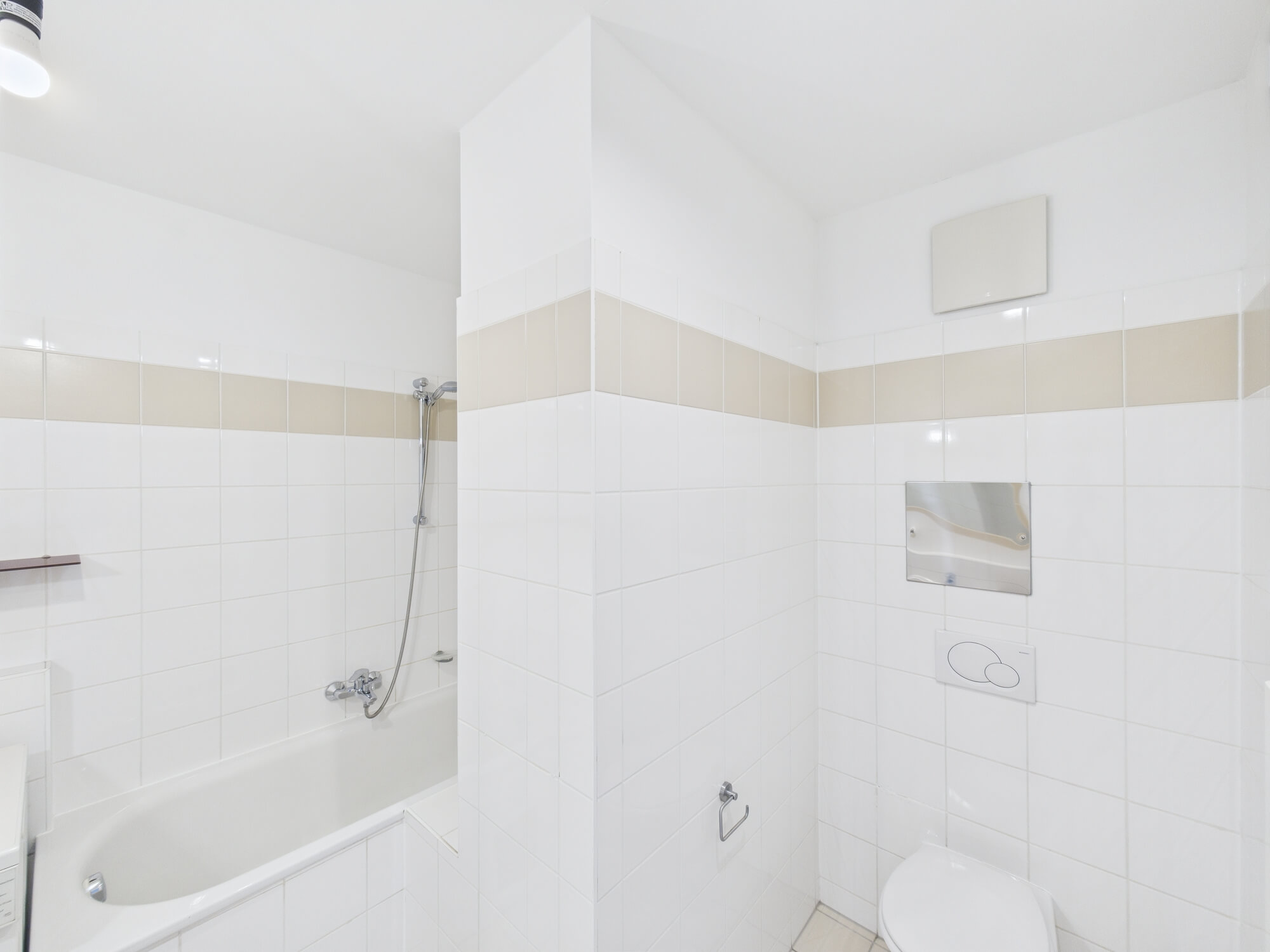 Two-room maisonette with outdoor space and parking spot in Hernals.