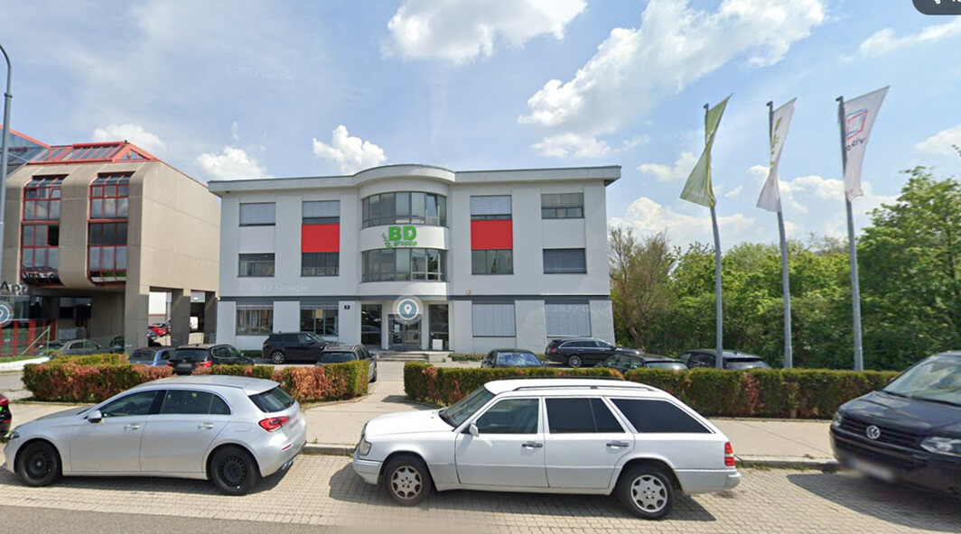 Büro-Lager-Kombi mit großzügiger Grünfläche