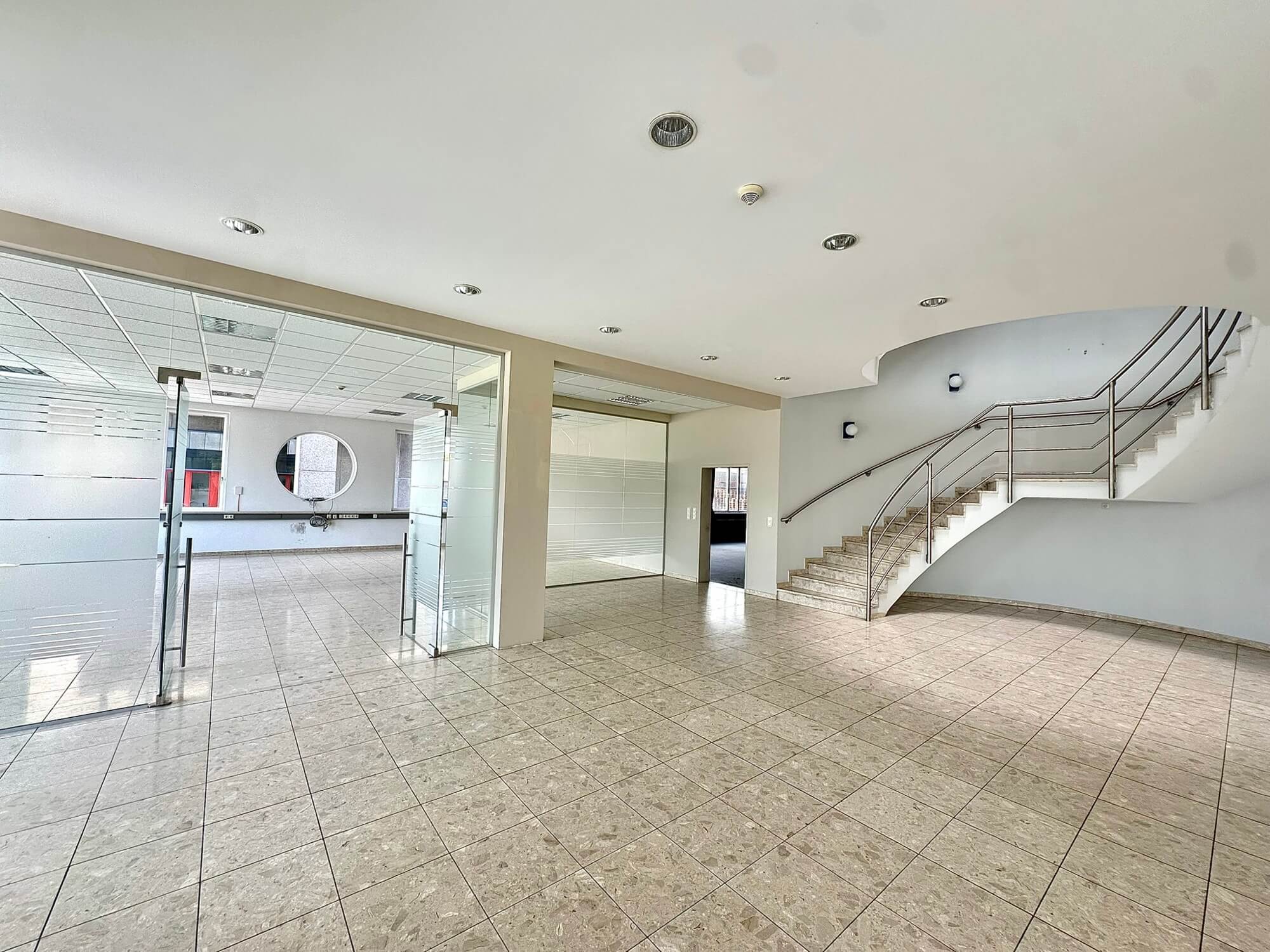 Büro-Lager-Kombi mit großzügiger Grünfläche