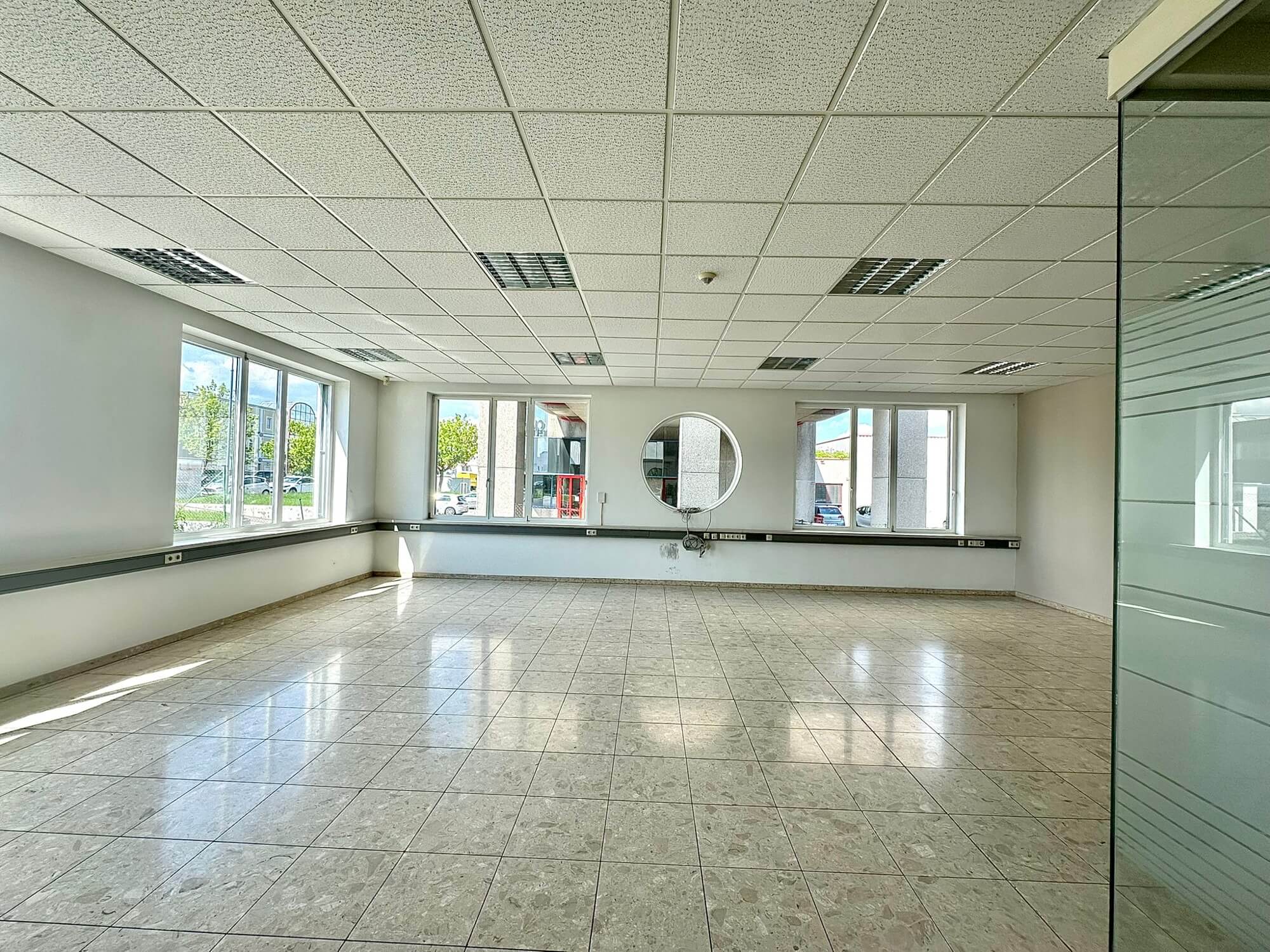 Büro-Lager-Kombi mit großzügiger Grünfläche