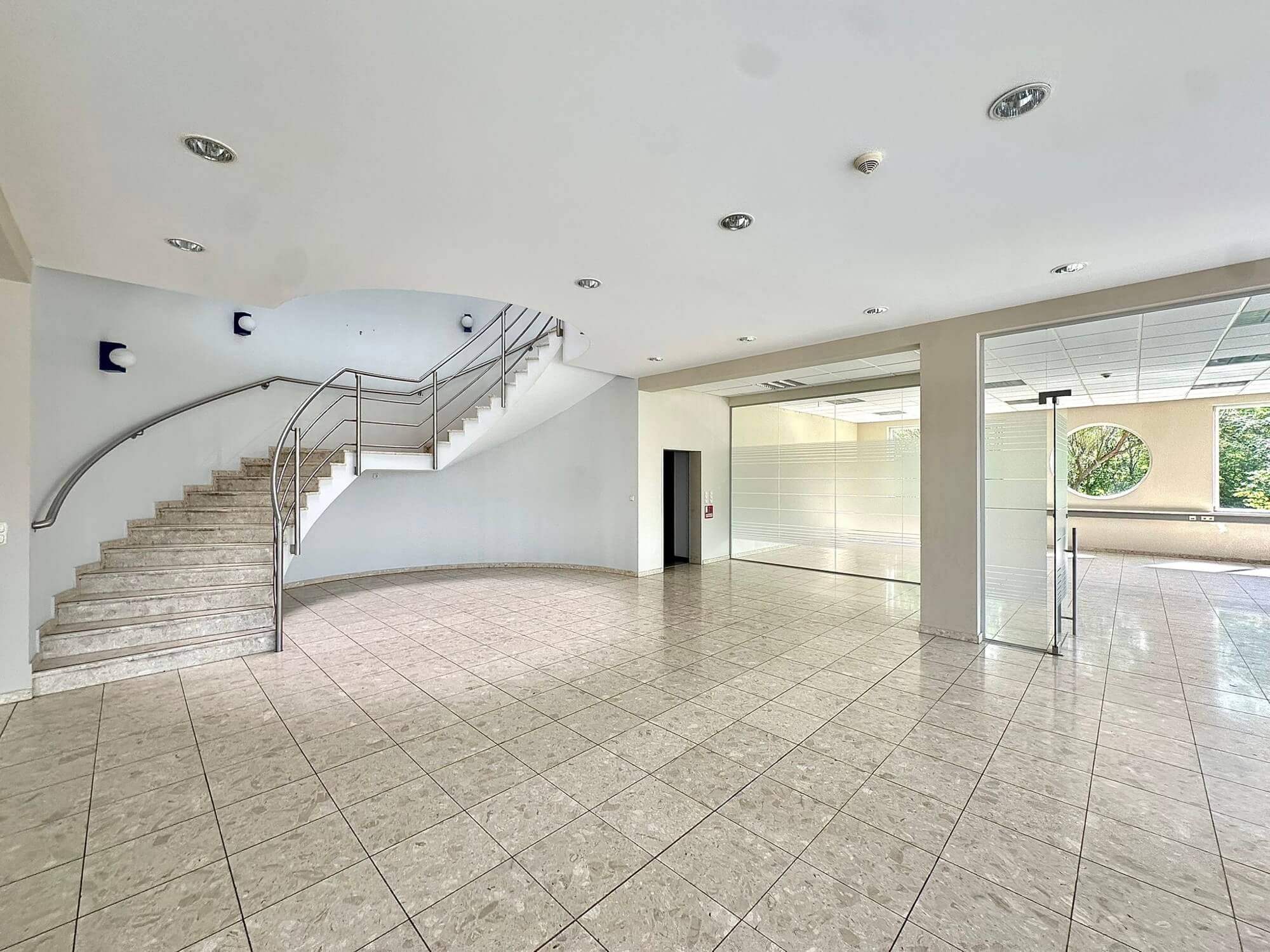 Büro-Lager-Kombi mit großzügiger Grünfläche