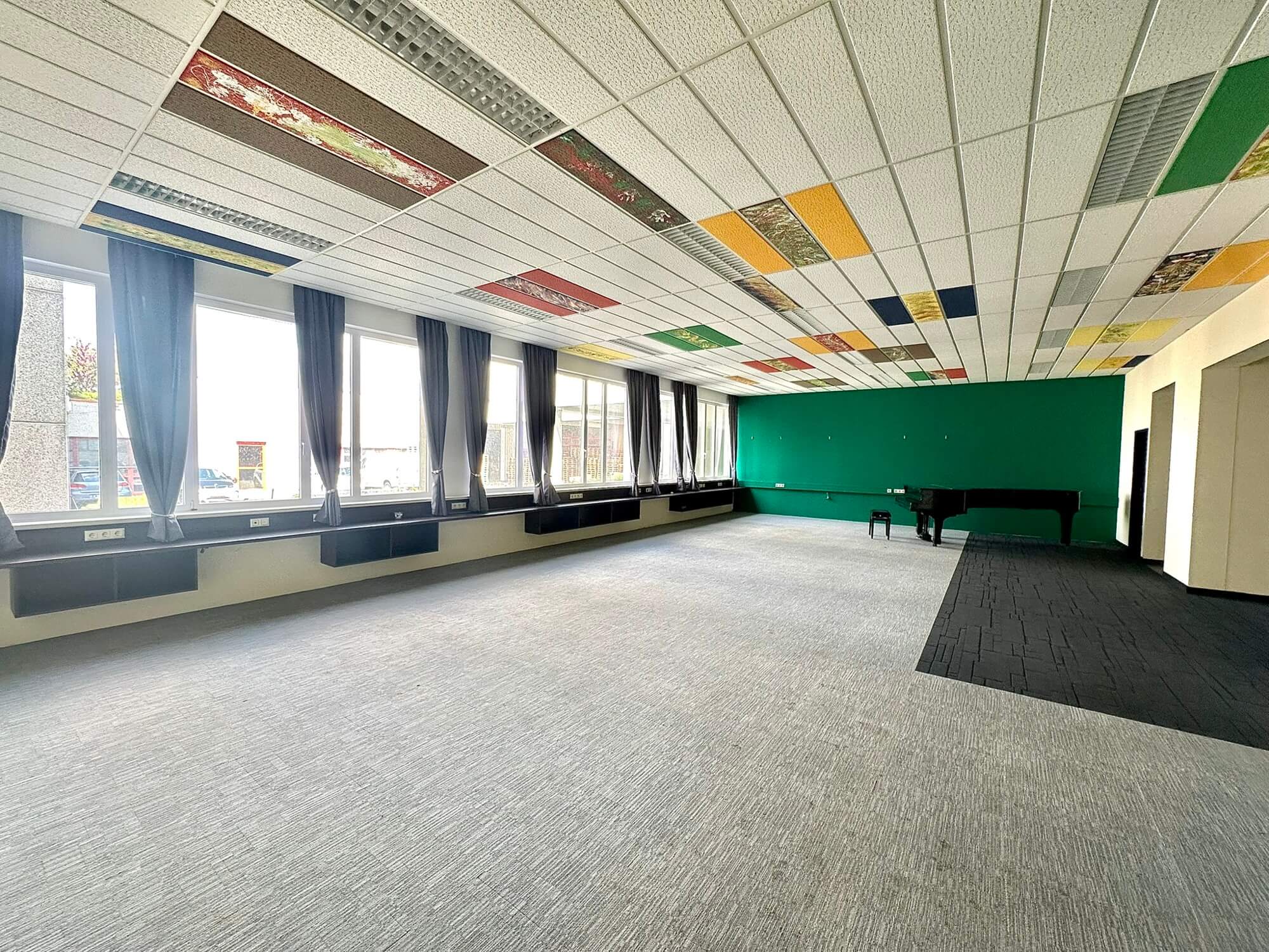 Büro-Lager-Kombi mit großzügiger Grünfläche