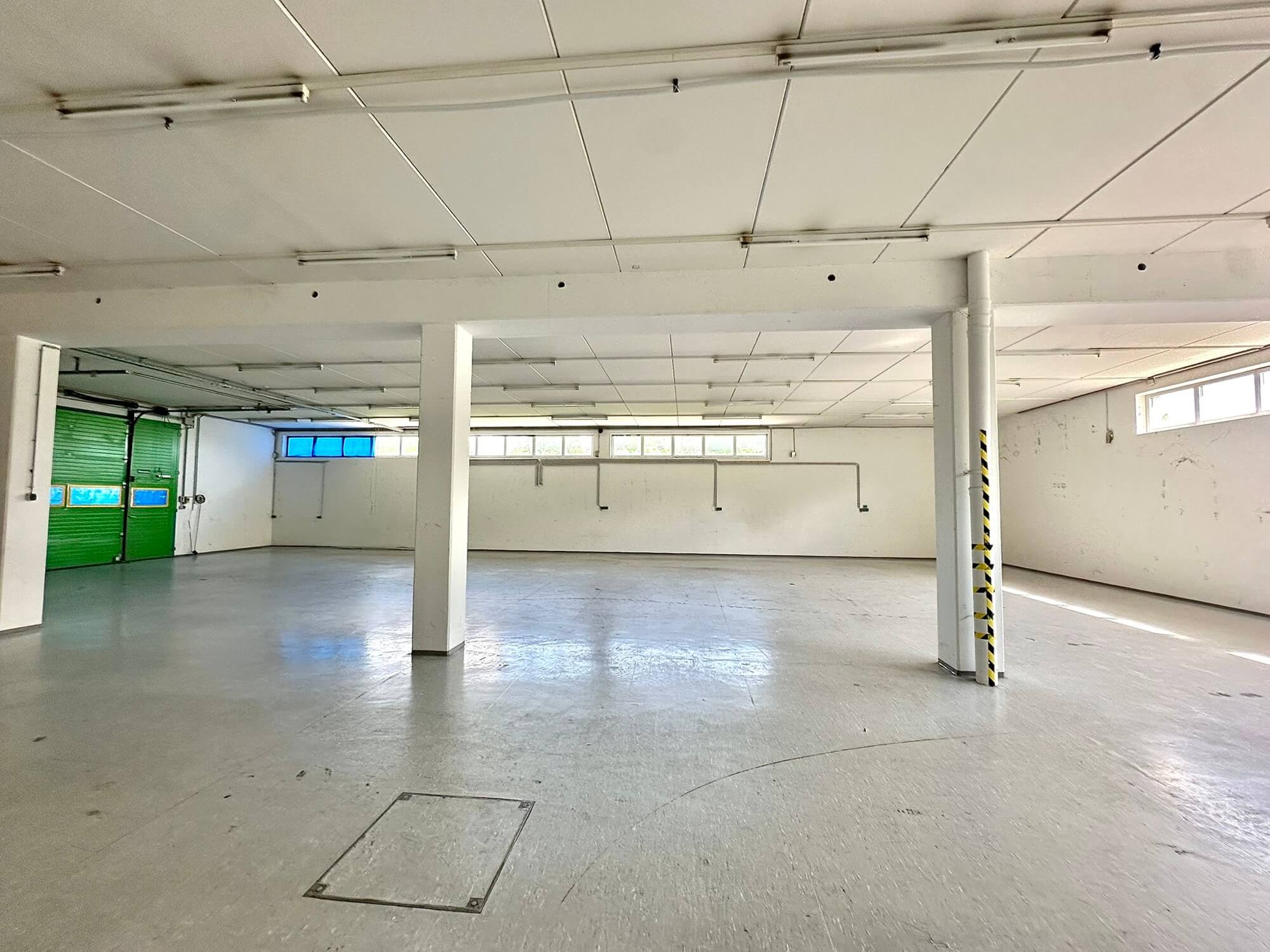 Büro-Lager-Kombi mit großzügiger Grünfläche