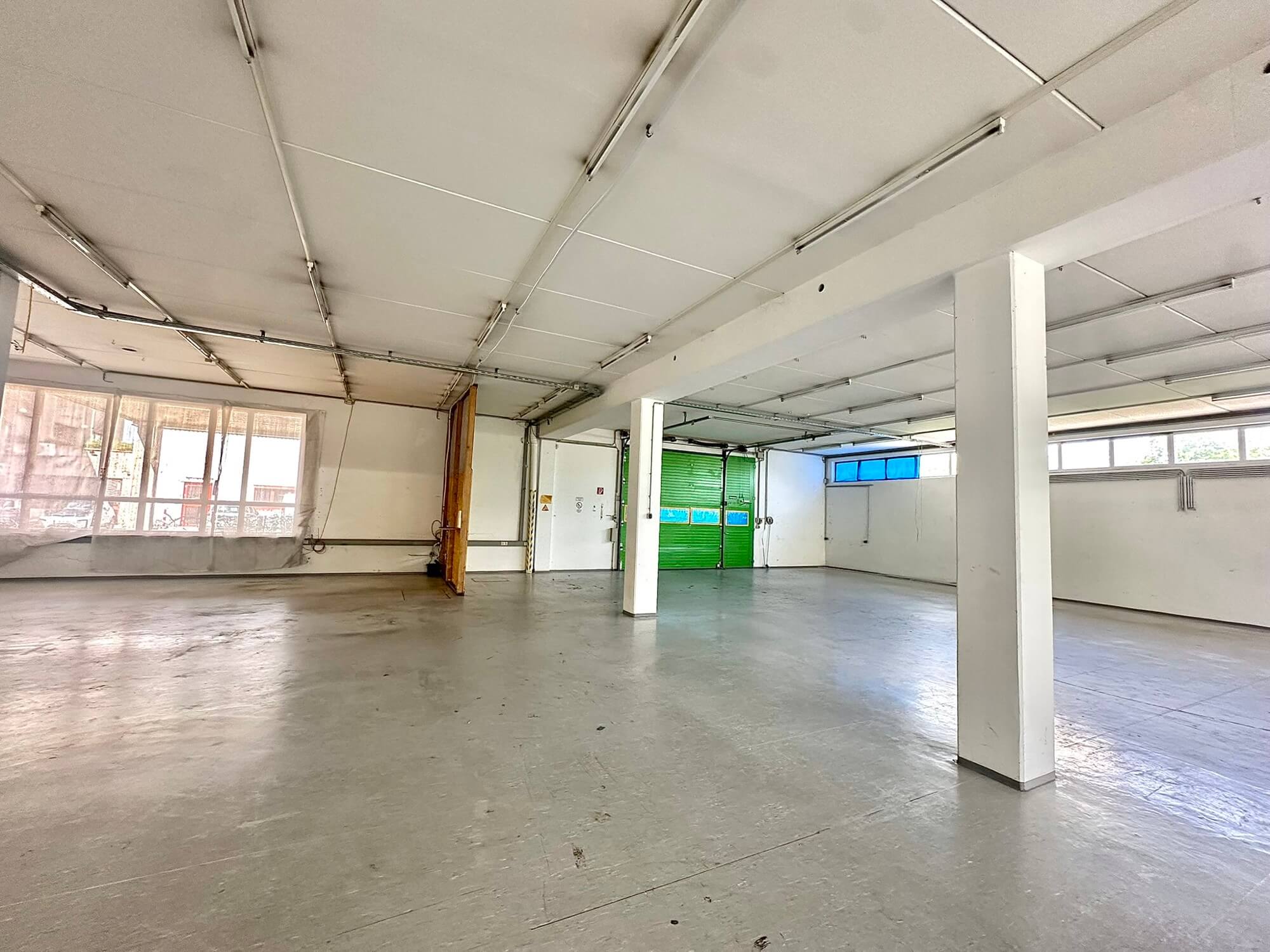 Büro-Lager-Kombi mit großzügiger Grünfläche