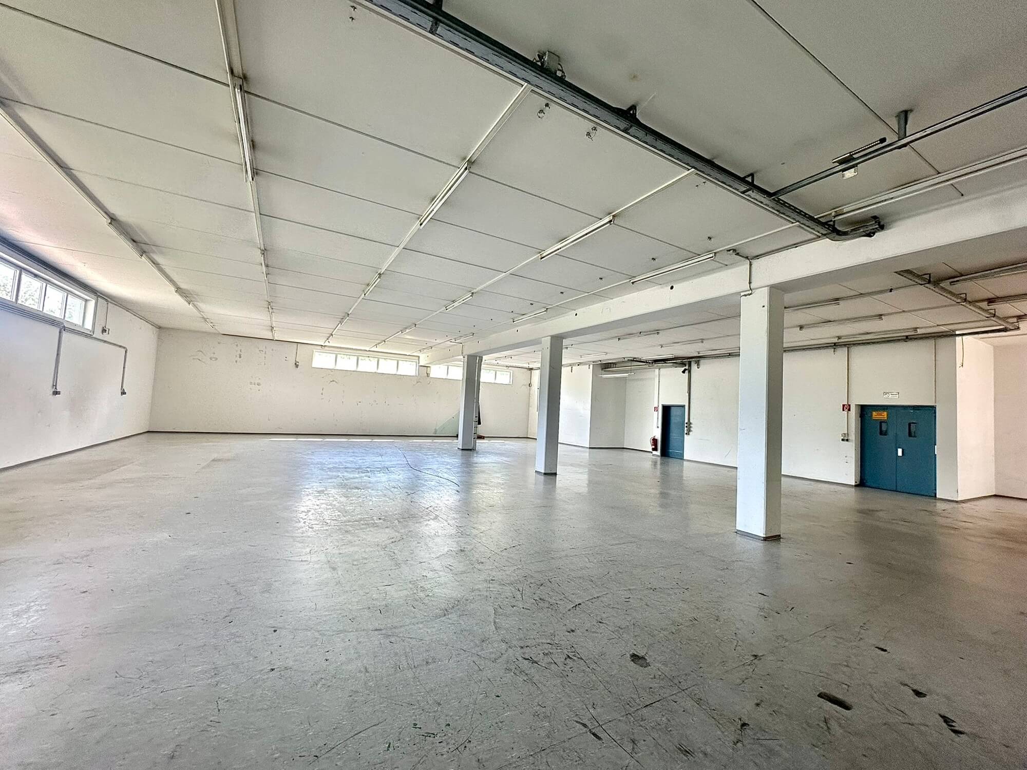 Büro-Lager-Kombi mit großzügiger Grünfläche