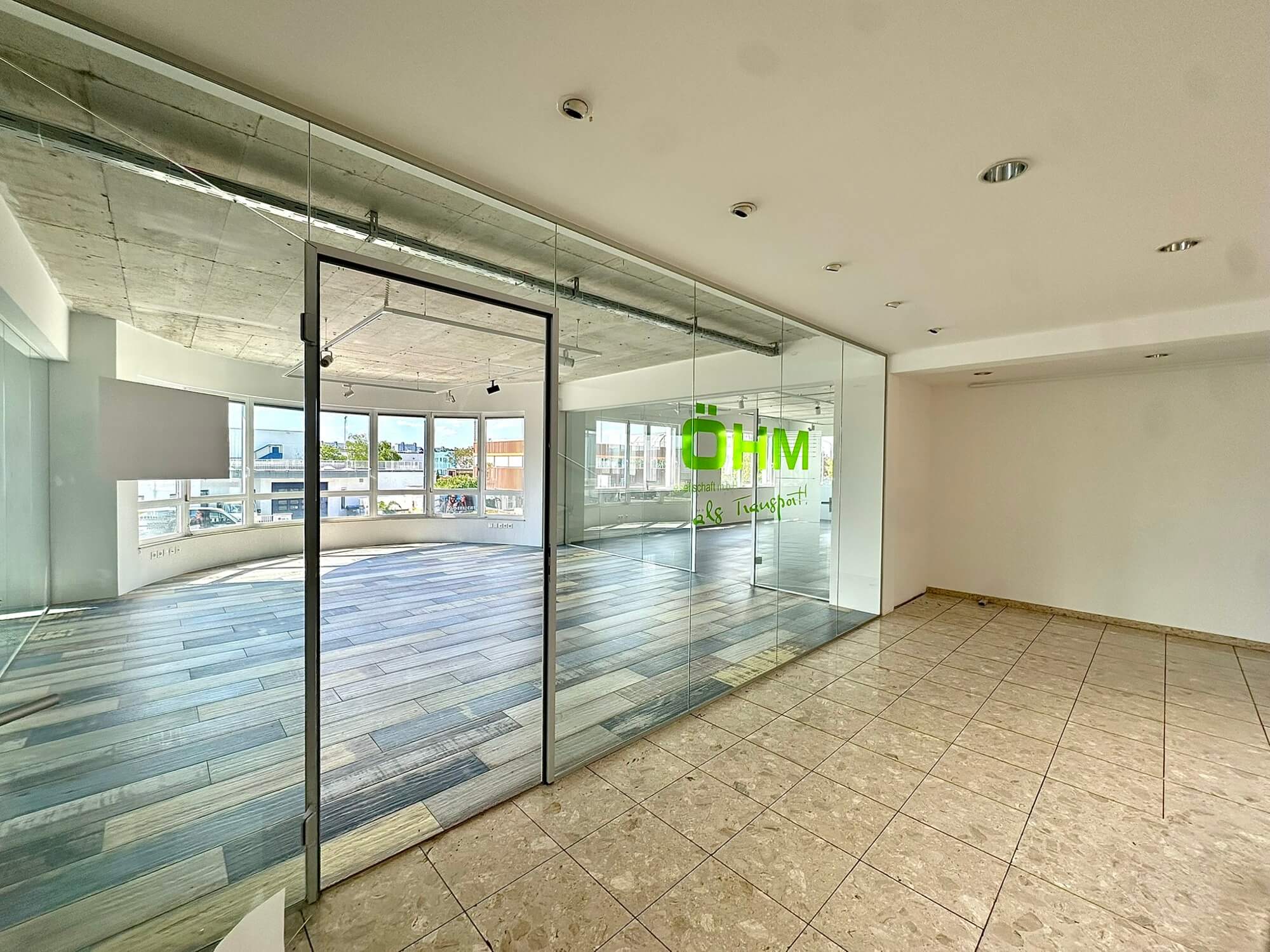 Büro-Lager-Kombi mit großzügiger Grünfläche