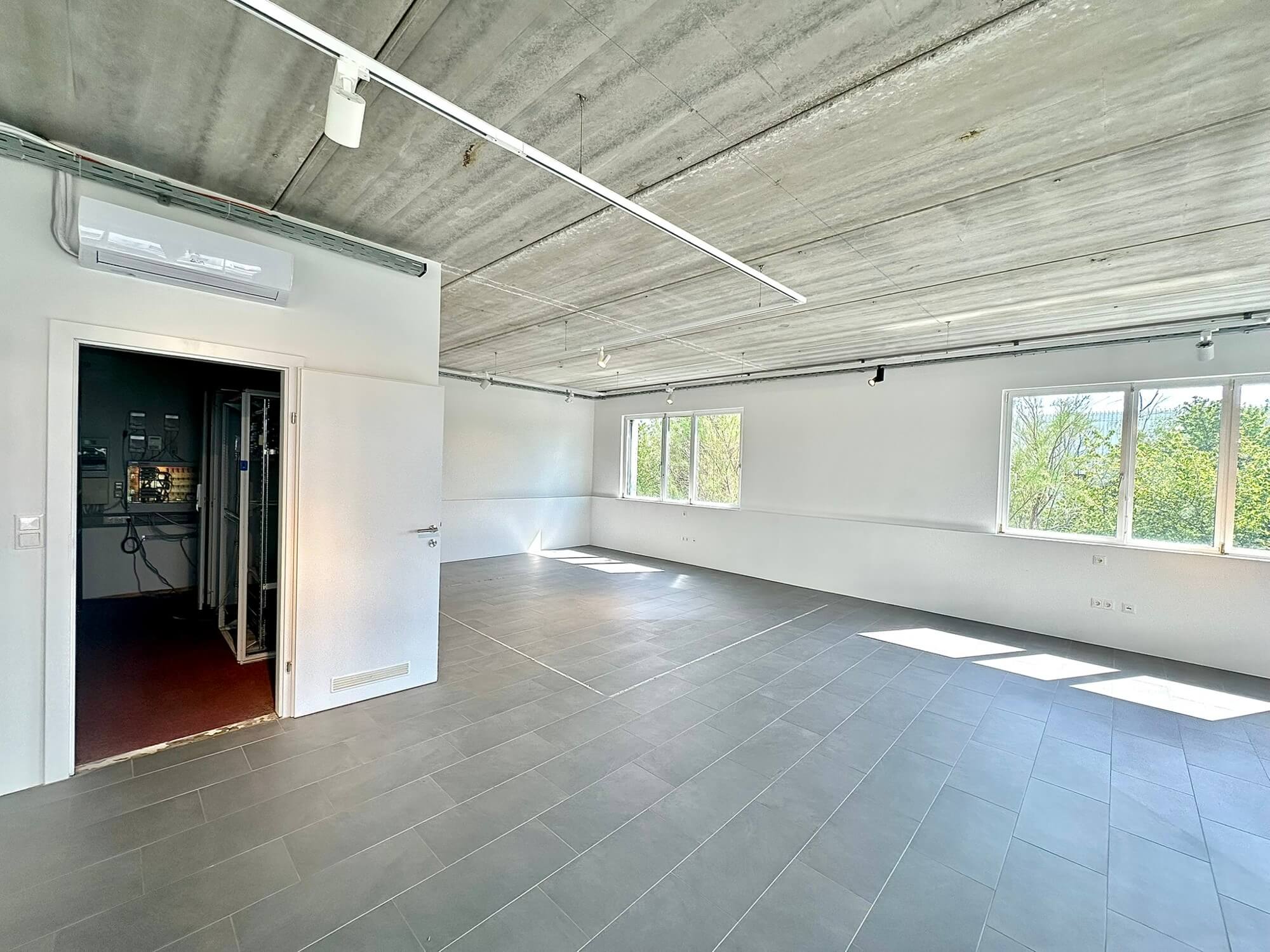 Büro-Lager-Kombi mit großzügiger Grünfläche