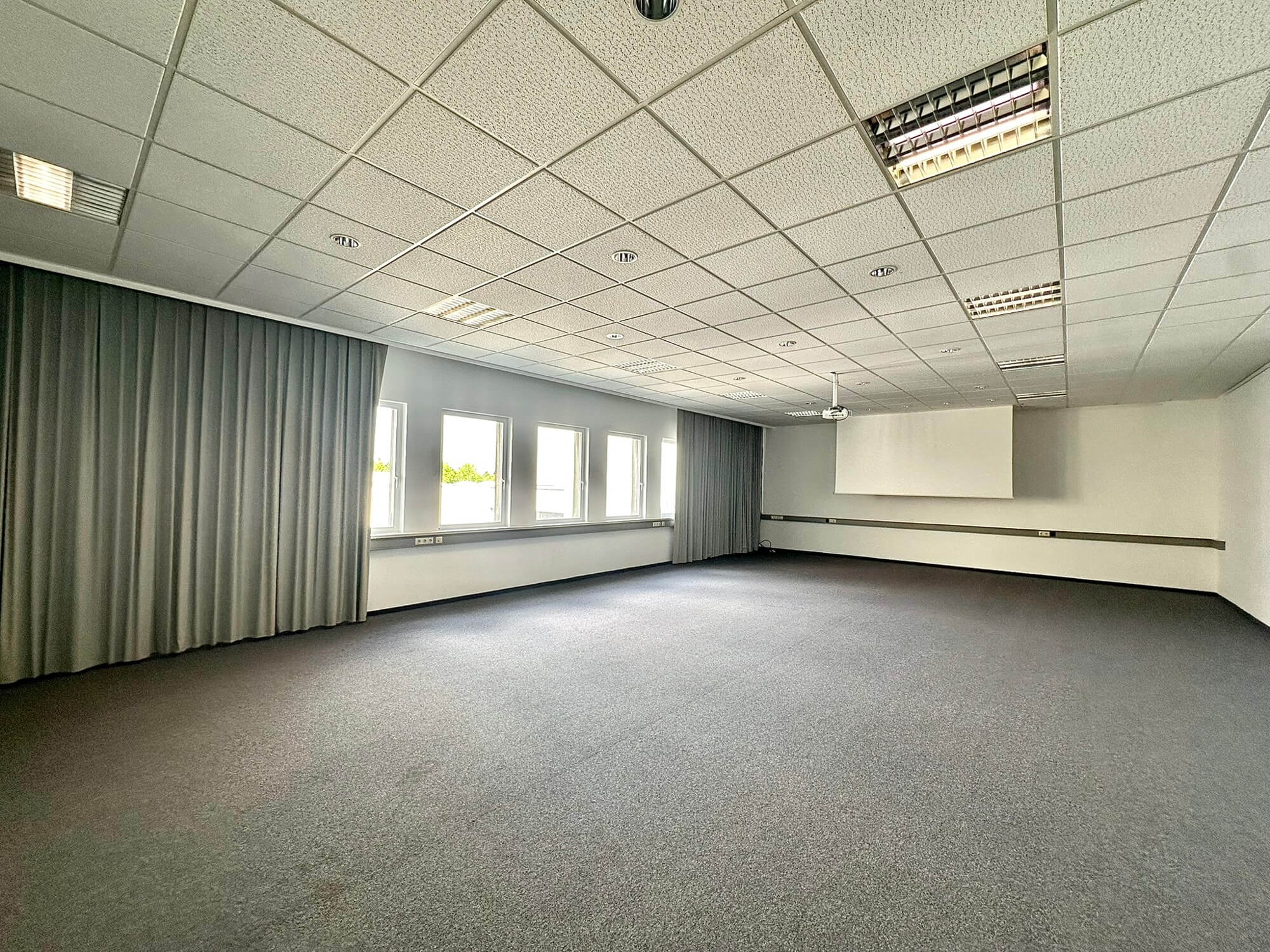 Büro-Lager-Kombi mit großzügiger Grünfläche