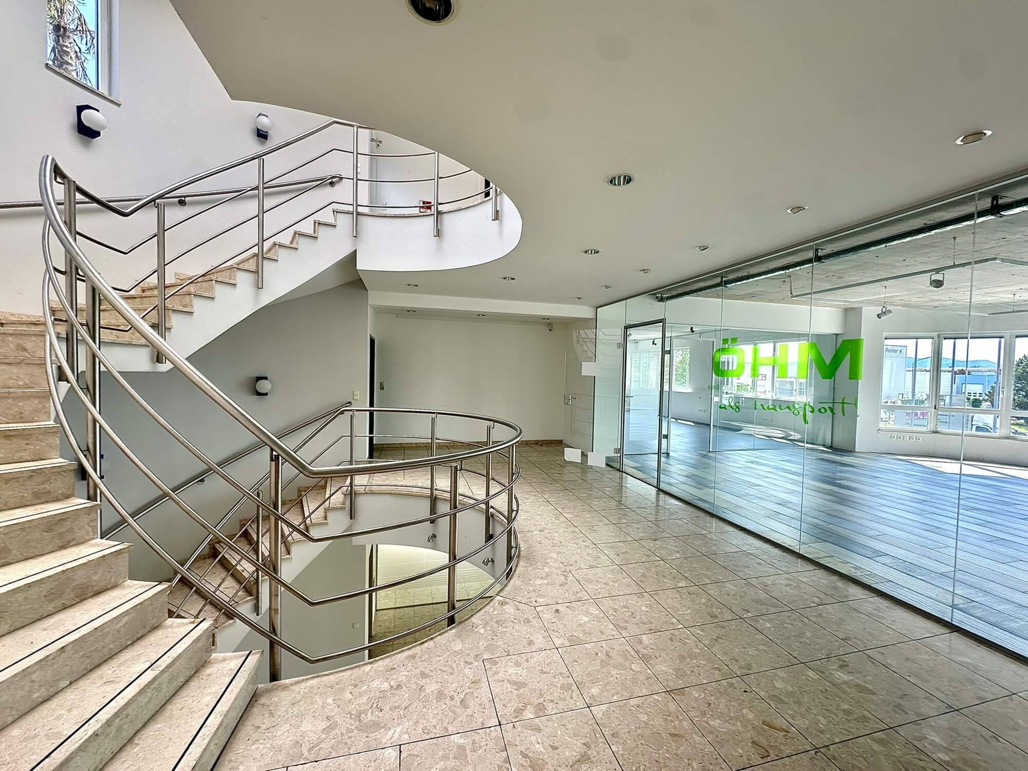 Büro-Lager-Kombi mit großzügiger Grünfläche