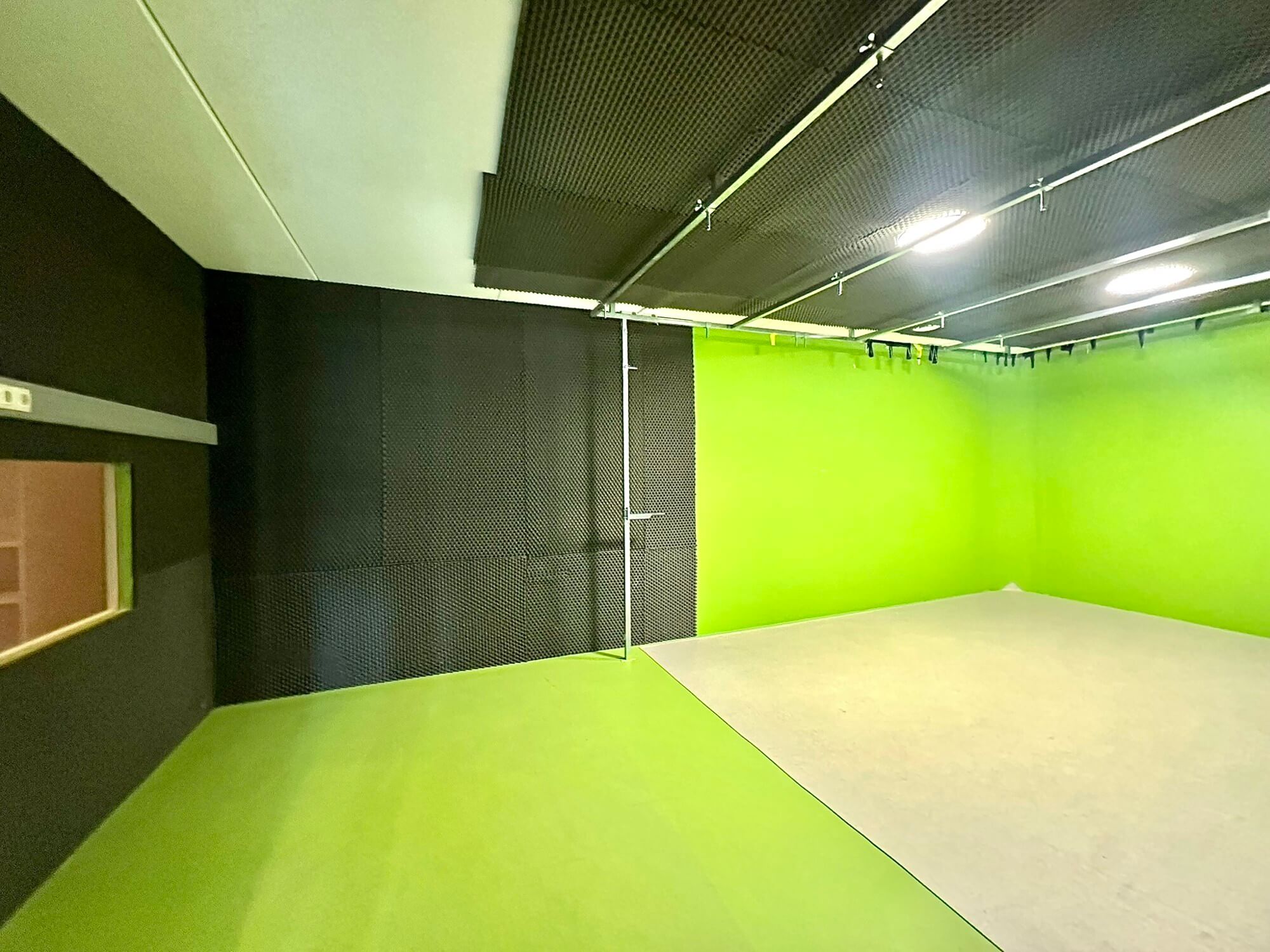 Büro-Lager-Kombi mit großzügiger Grünfläche