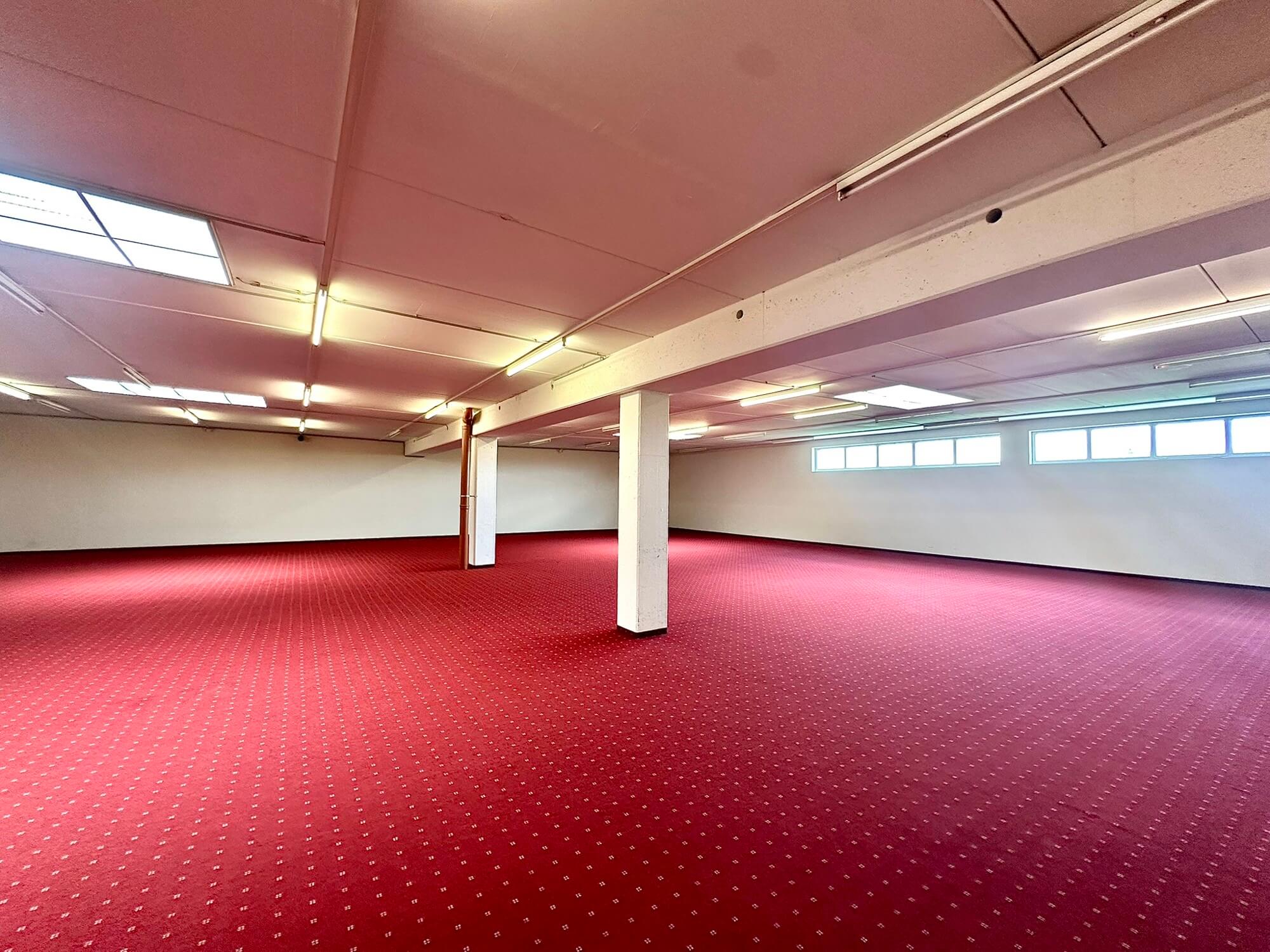 Büro-Lager-Kombi mit großzügiger Grünfläche