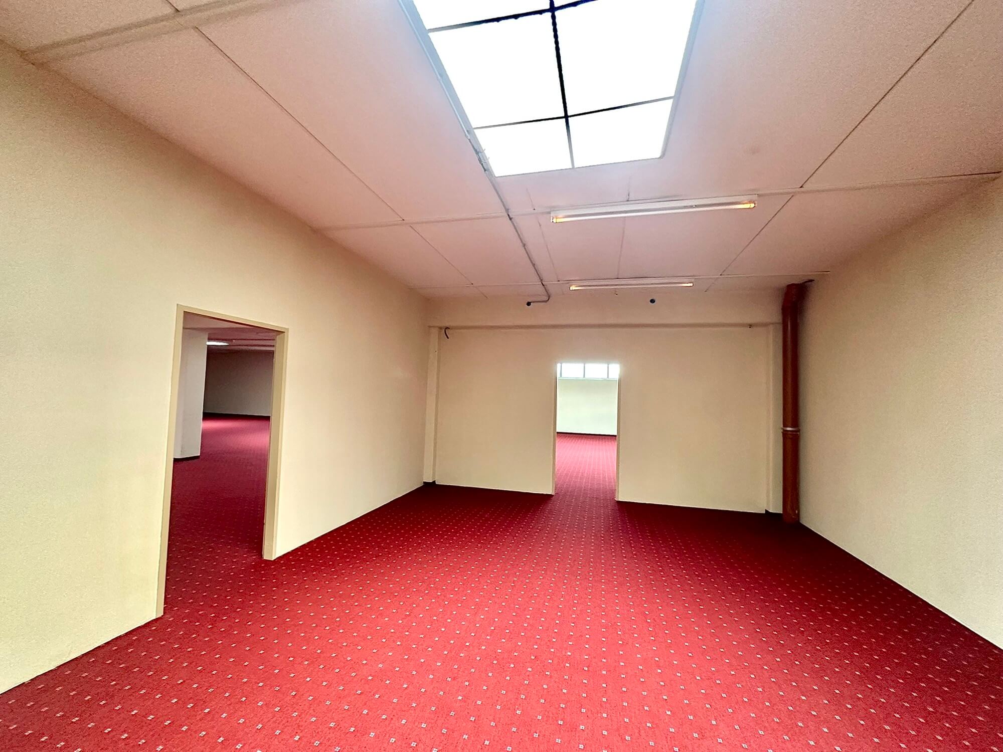 Büro-Lager-Kombi mit großzügiger Grünfläche