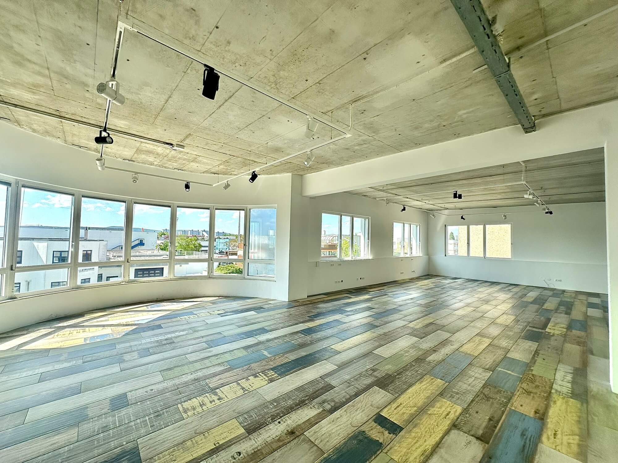 Büro-Lager-Kombi mit großzügiger Grünfläche