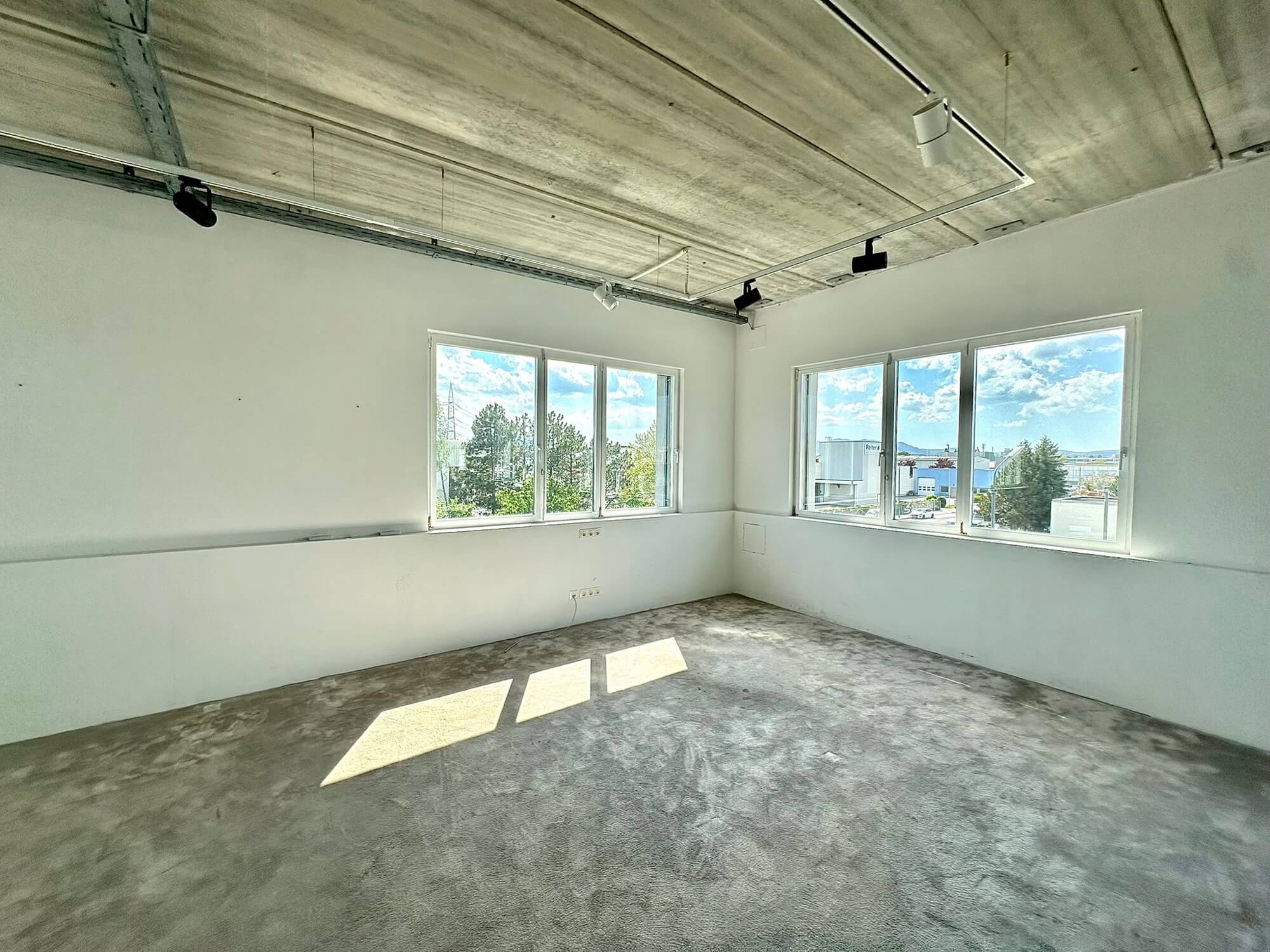 Büro-Lager-Kombi mit großzügiger Grünfläche