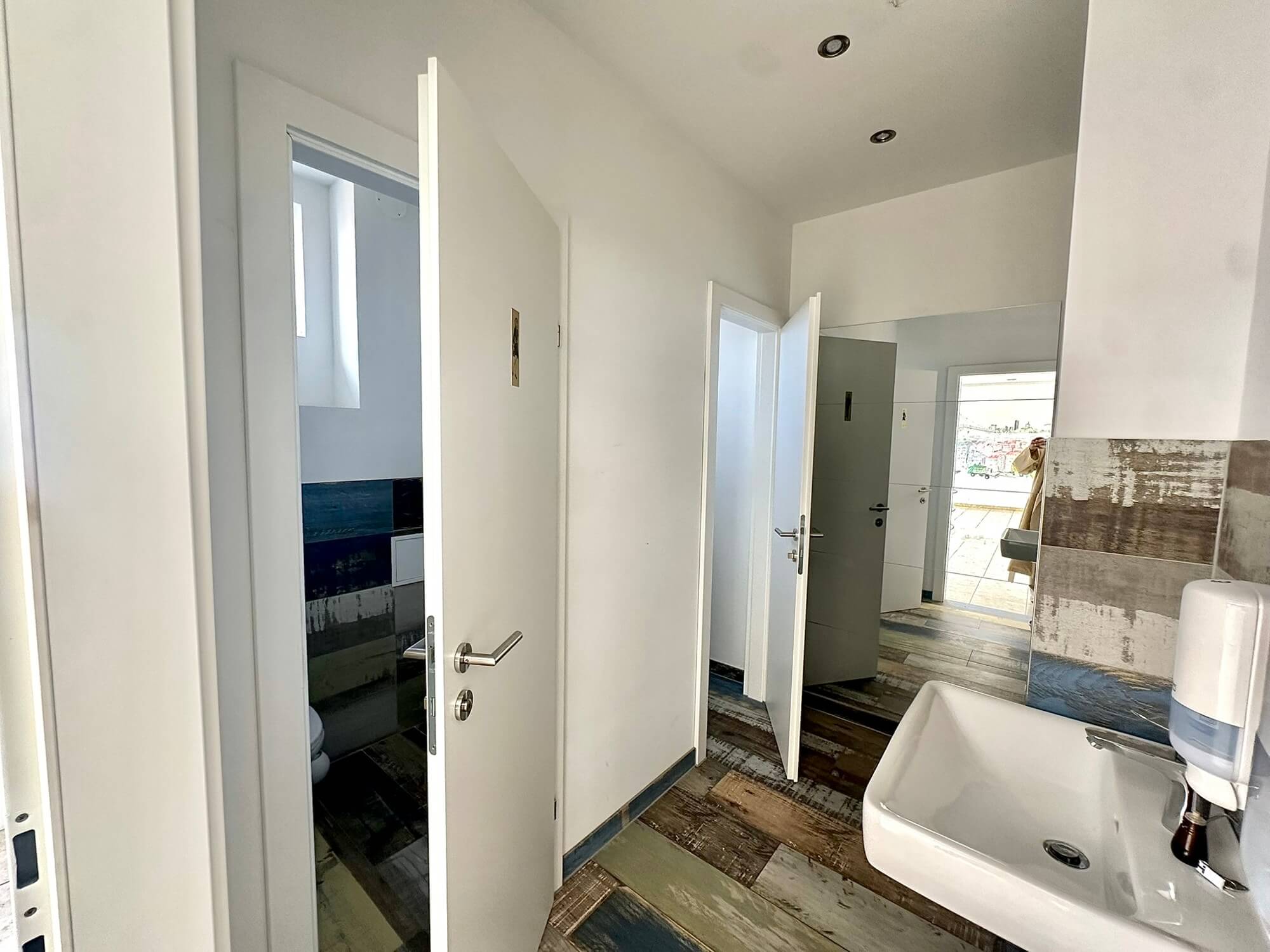 Büro-Lager-Kombi mit großzügiger Grünfläche