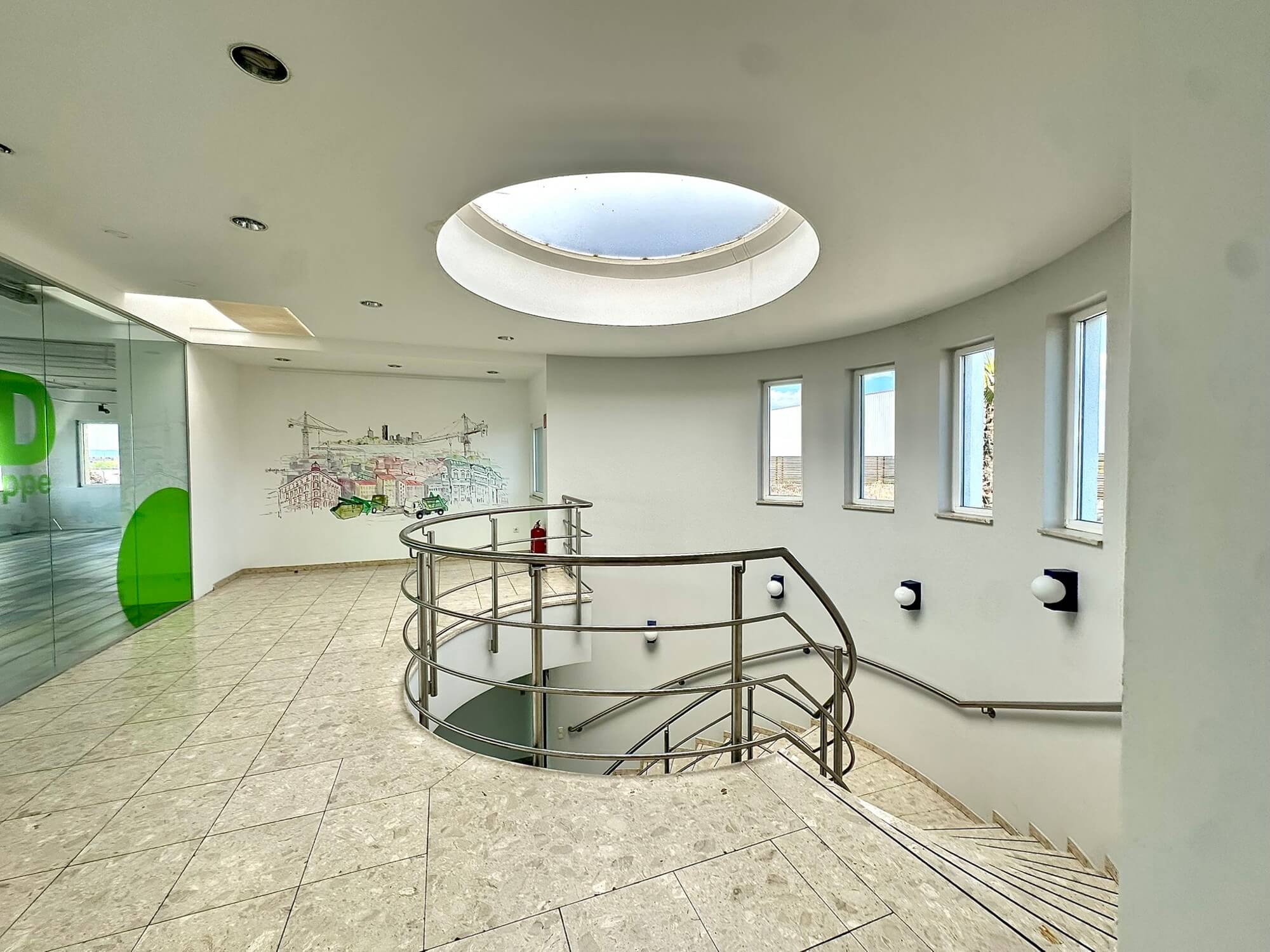 Büro-Lager-Kombi mit großzügiger Grünfläche