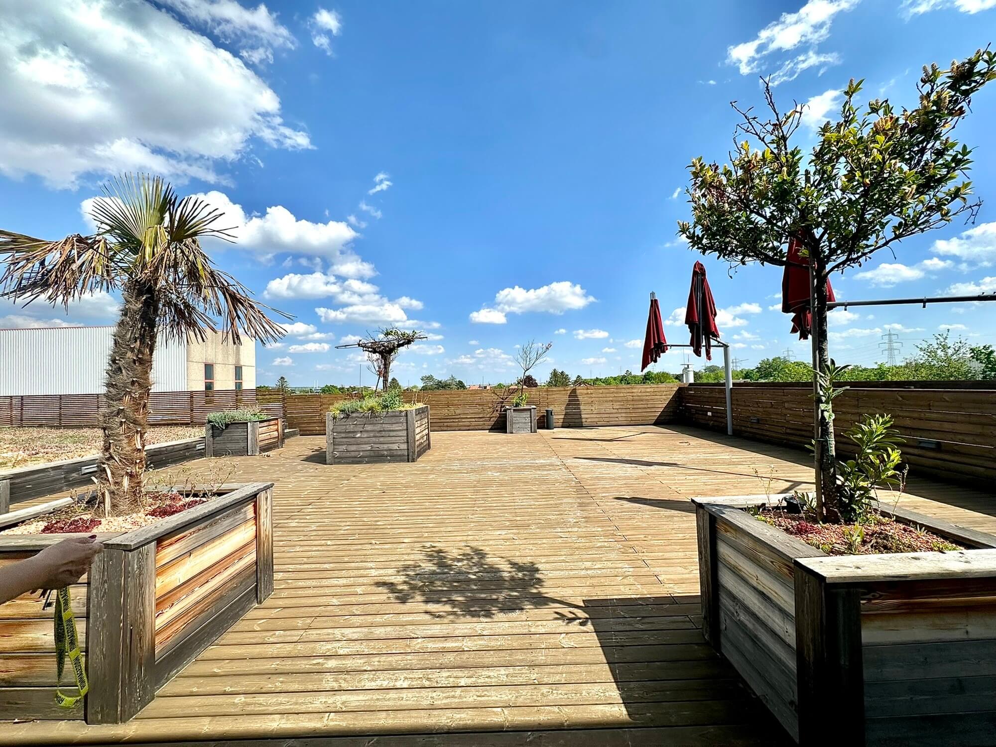 Büro-Lager-Kombi mit großzügiger Grünfläche