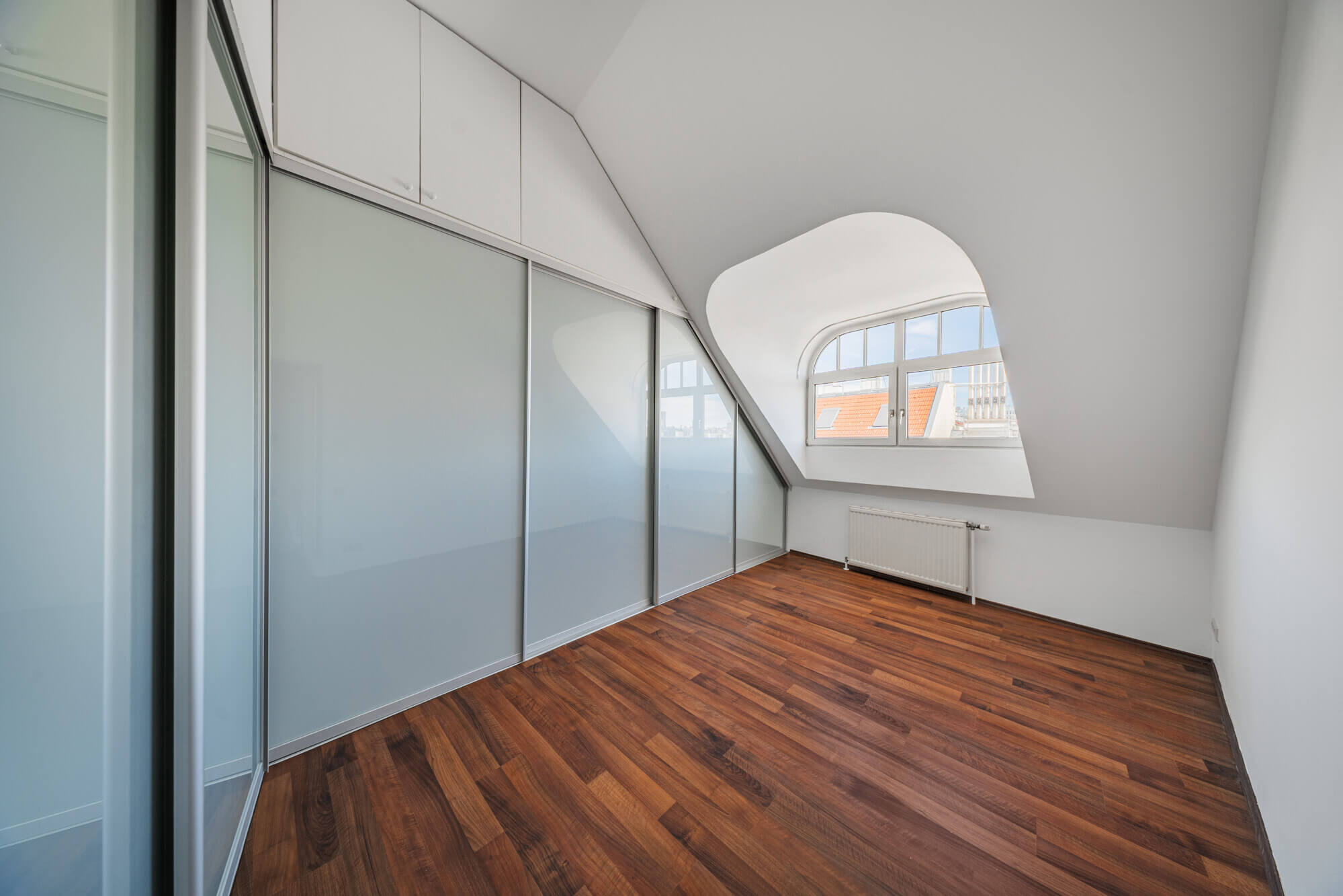 4-room apartment on the top floor with green views