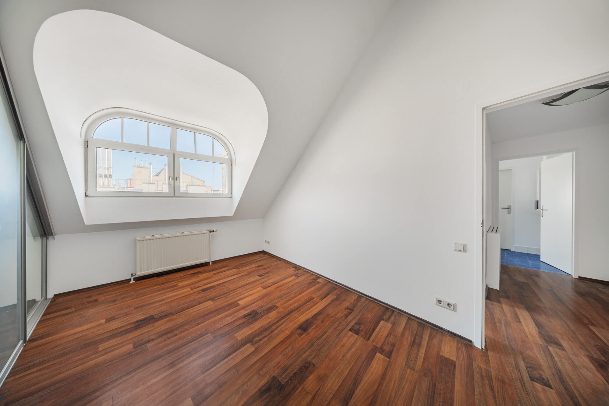 4-room apartment on the top floor with green views