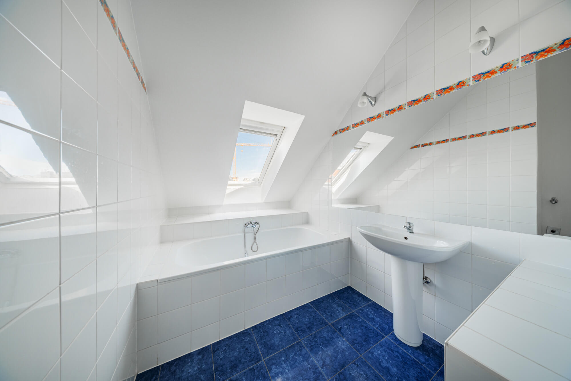 4-room apartment on the top floor with green views