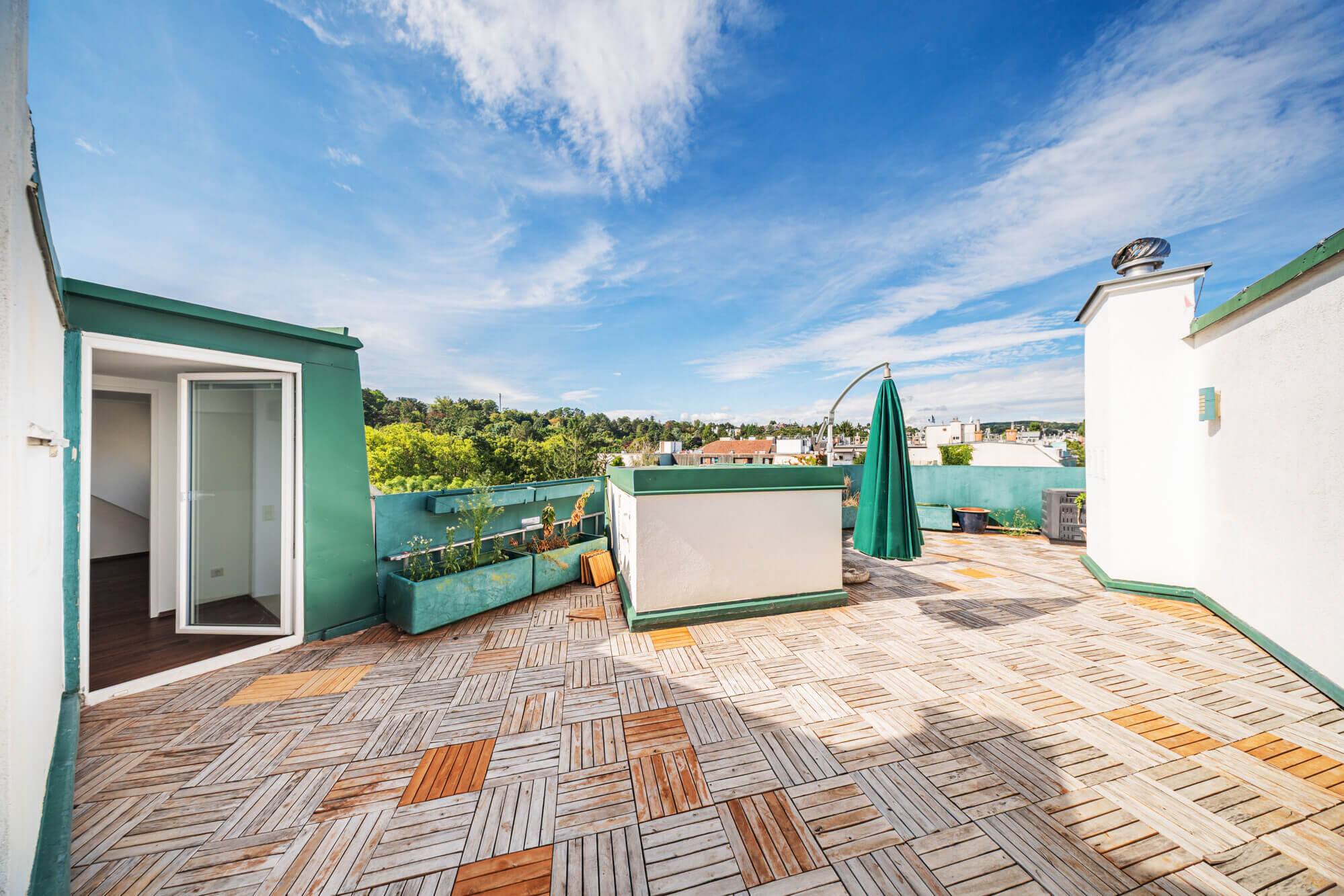 4-room apartment on the top floor with green views