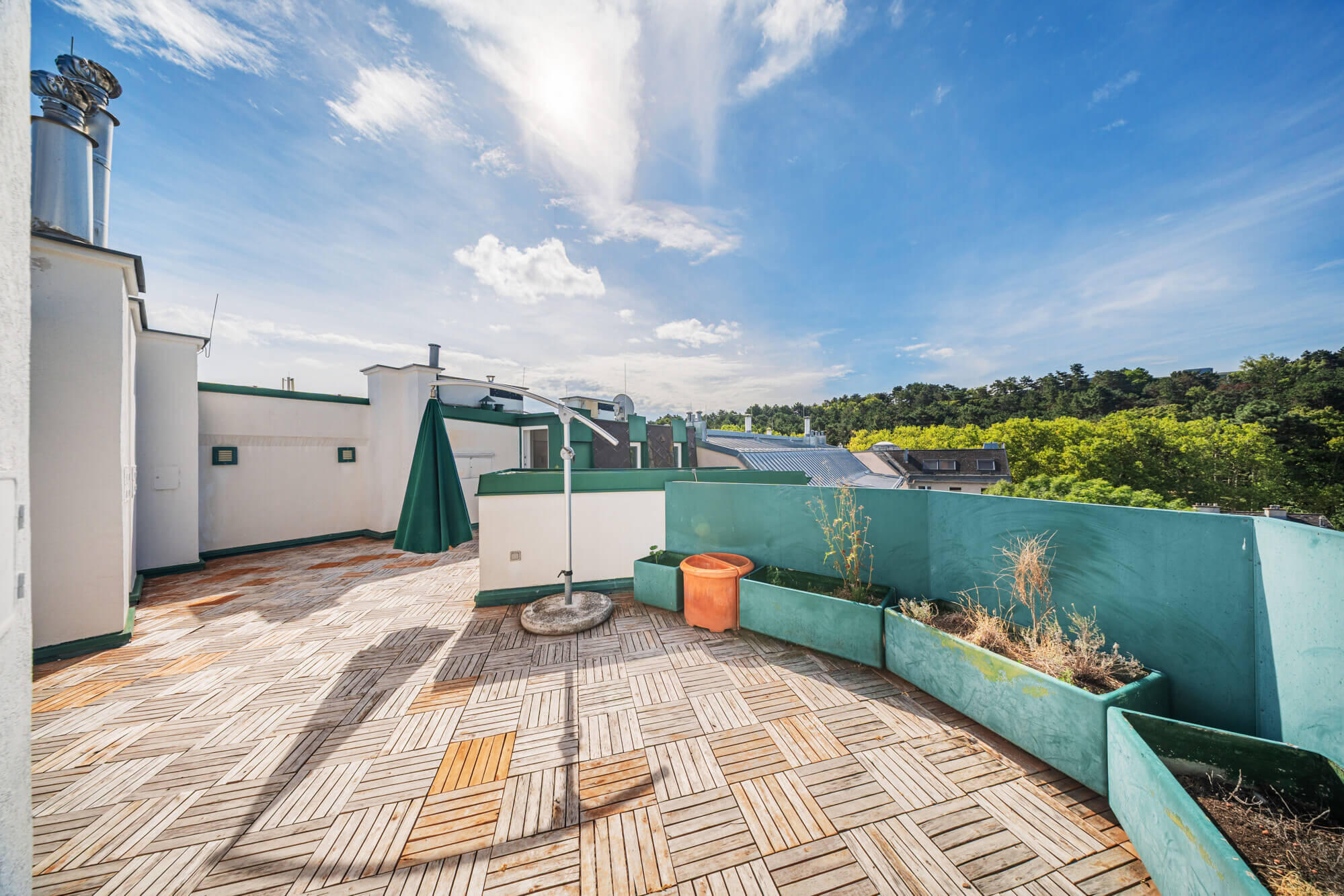 4-room apartment on the top floor with green views
