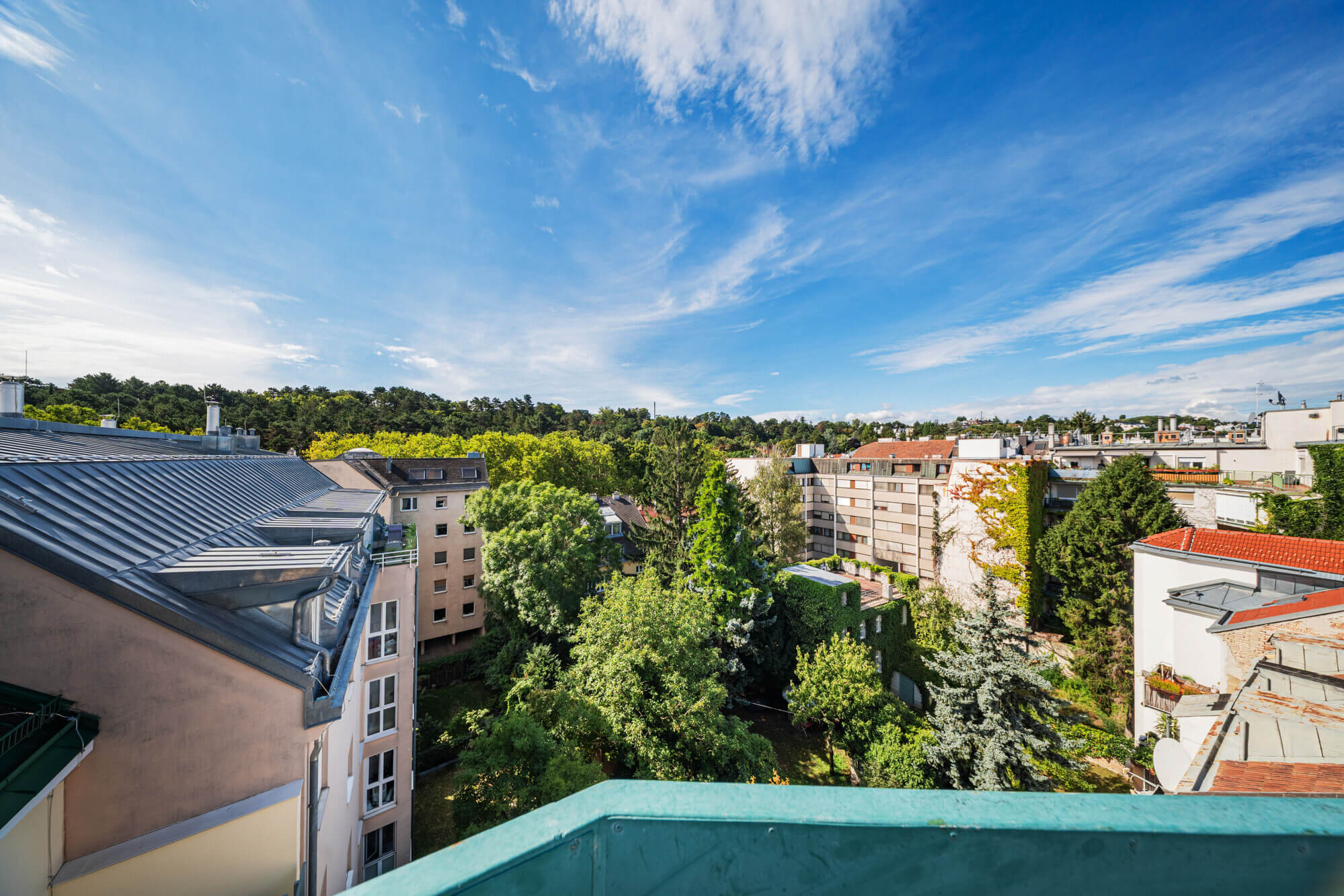4-room apartment on the top floor with green views