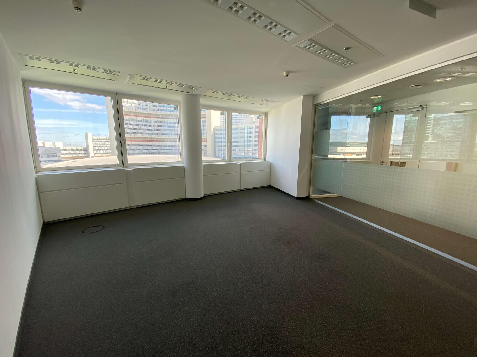 ANDROMEDA TOWER - Loftartiges Büro