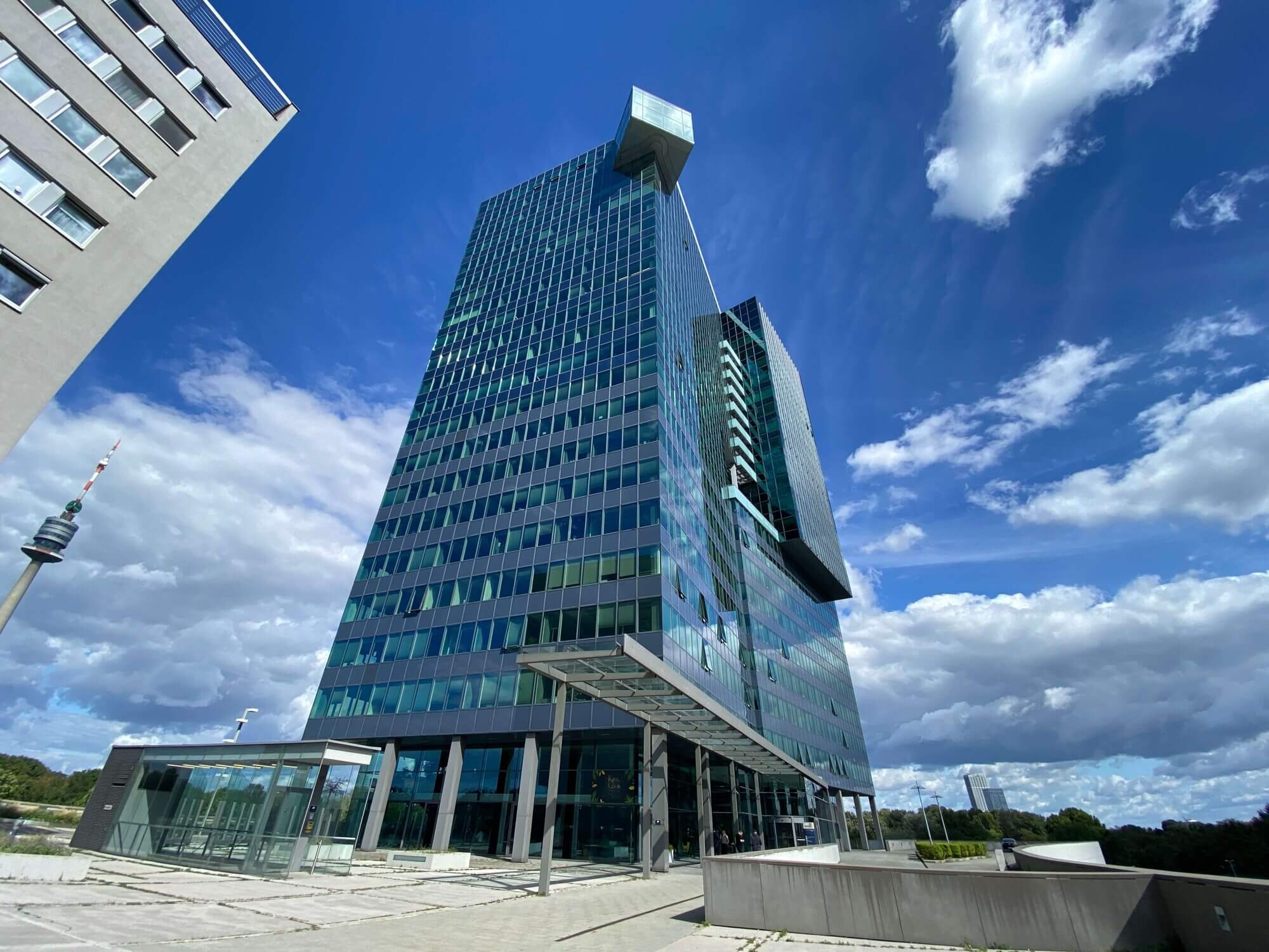 Moderne Büros mit Weitblick - SATURN TOWER