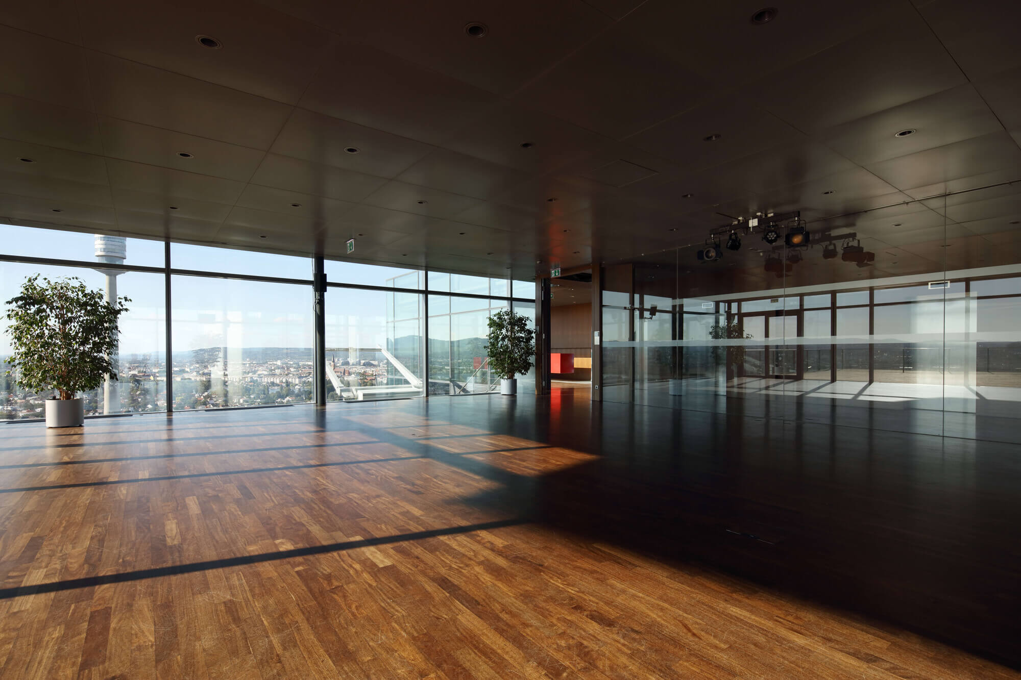 Moderne Büros mit Weitblick - SATURN TOWER