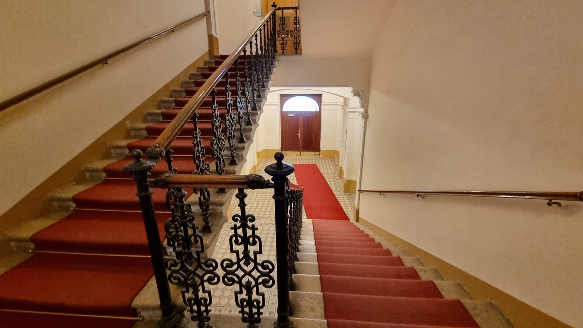 Wohnen gegenüber der Staatsoper