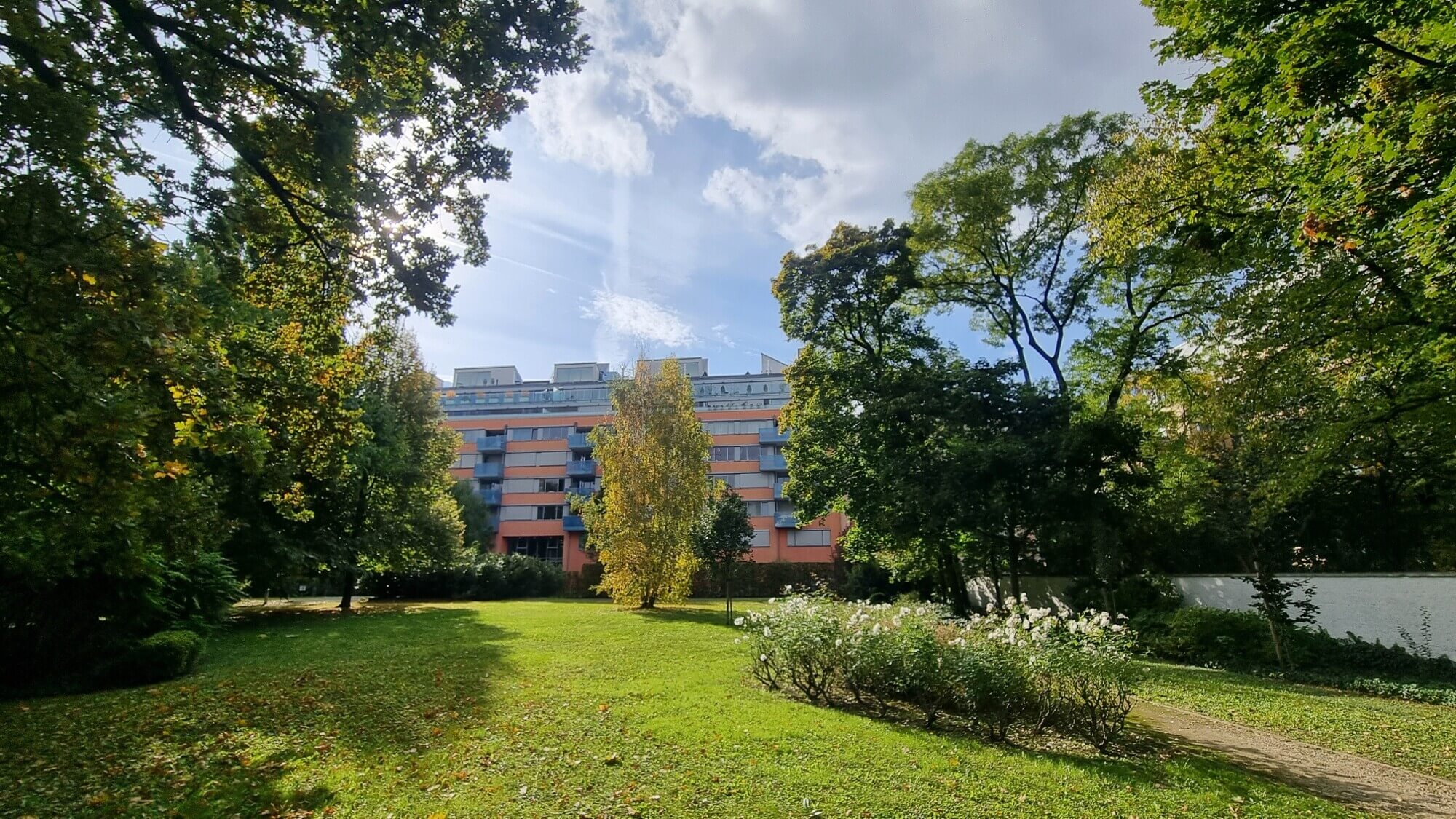 8,000 m² park – new-build apartment with balcony in Toskanahof