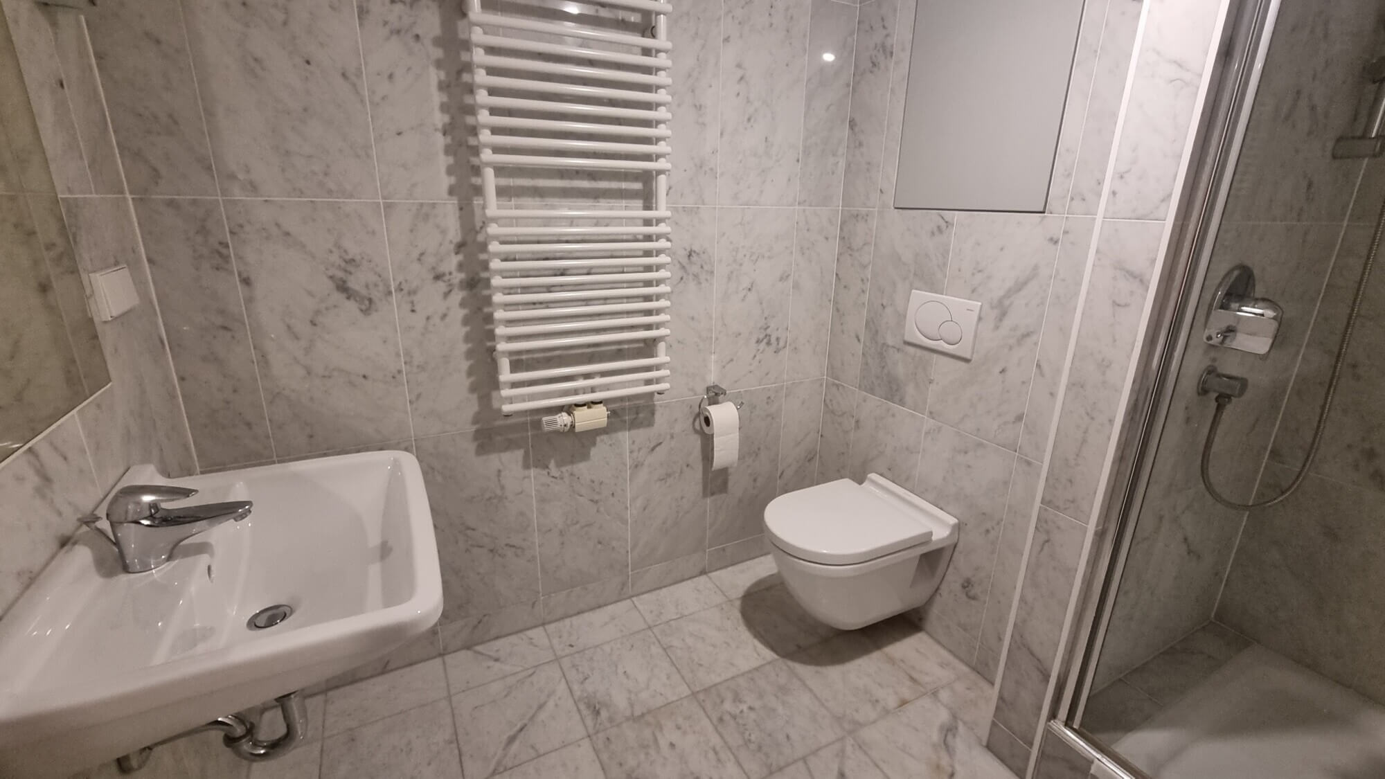 8,000 m² park – new-build apartment with balcony in Toskanahof