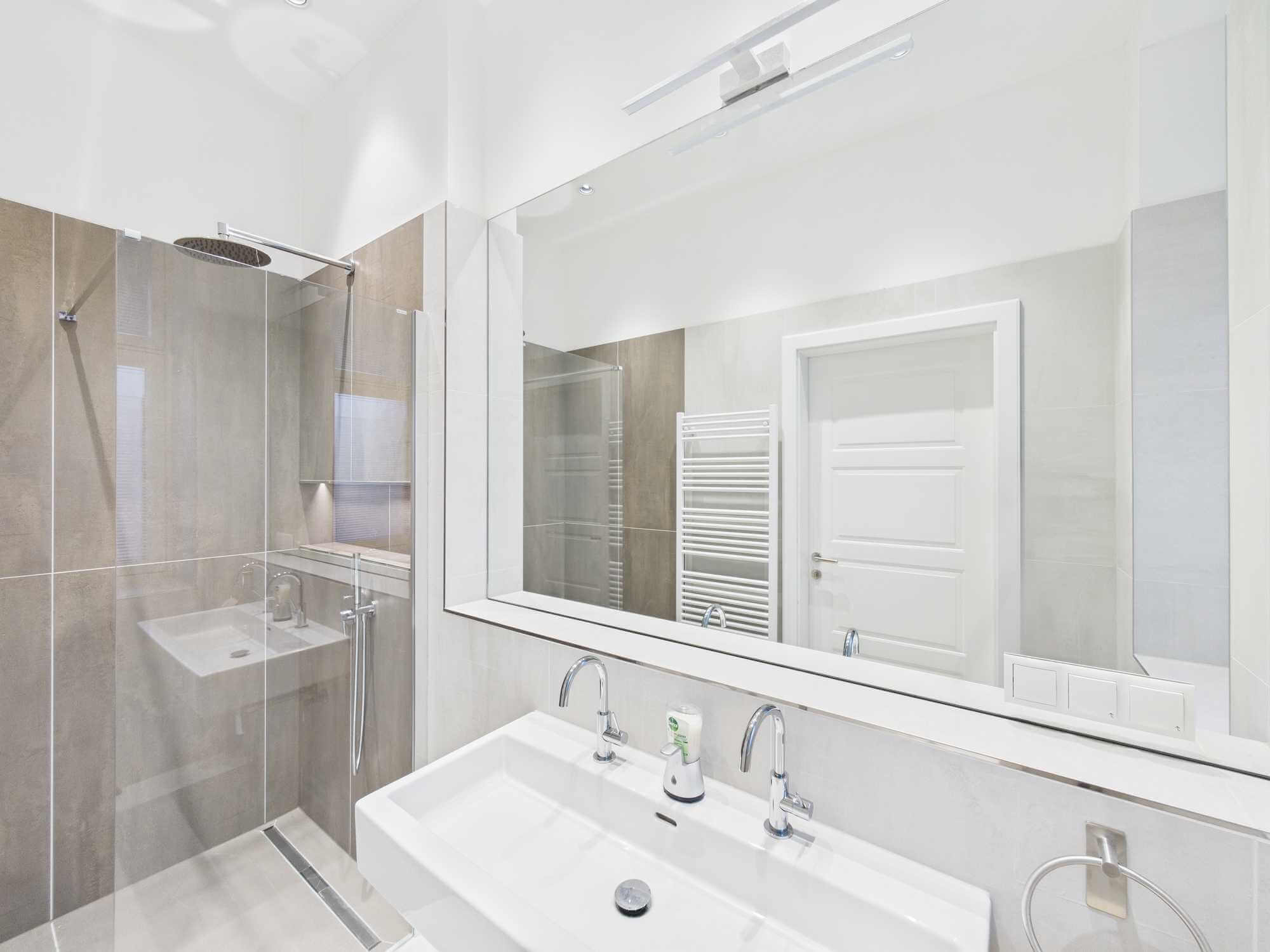 Moderne Gartenwohnung in Wien: Erdgeschoss mit Terrasse und Grünfläche