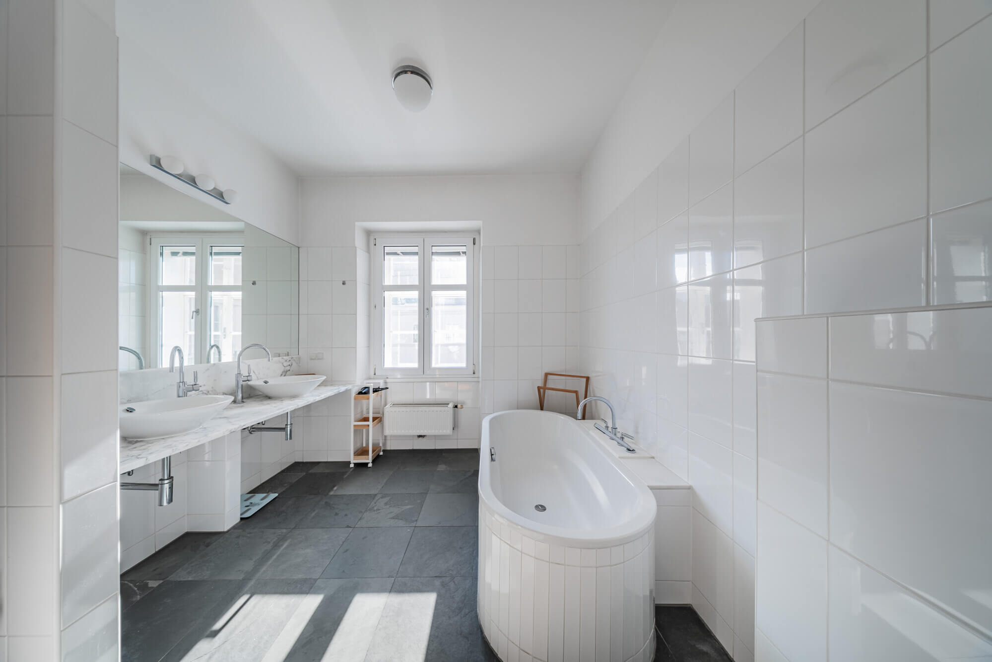 Komplett möblierte Dachgeschoß Wohnung mit 3 Schlafzimmern und Garagenplatz