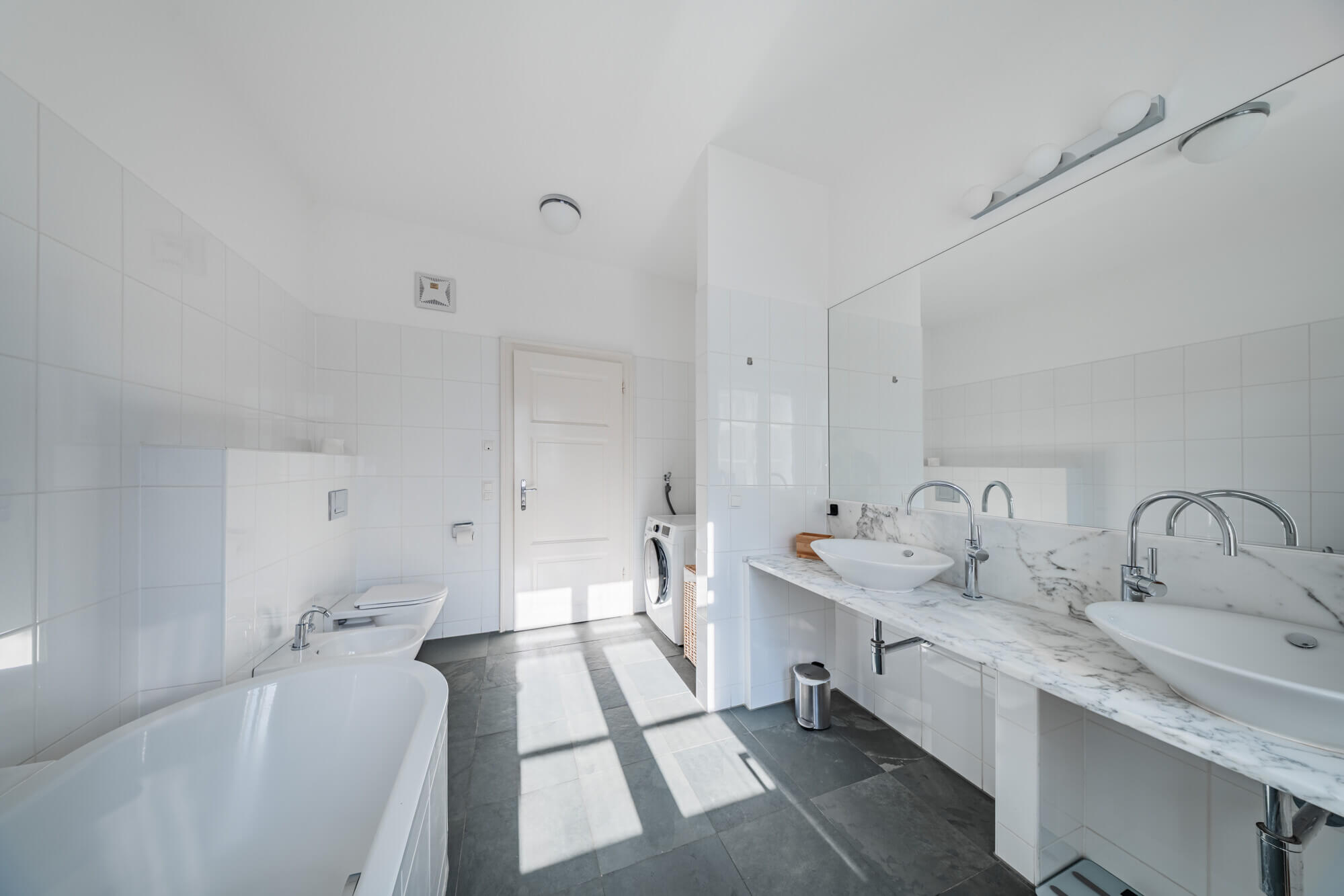 Komplett möblierte Dachgeschoß Wohnung mit 3 Schlafzimmern und Garagenplatz