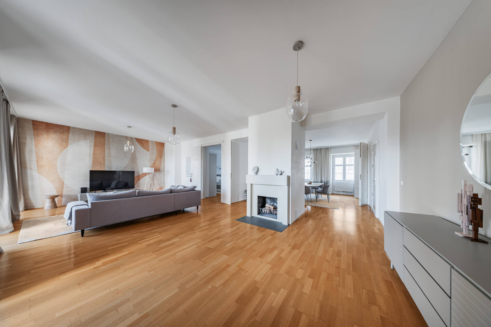 Komplett möblierte Dachgeschoß Wohnung mit 3 Schlafzimmern und Garagenplatz