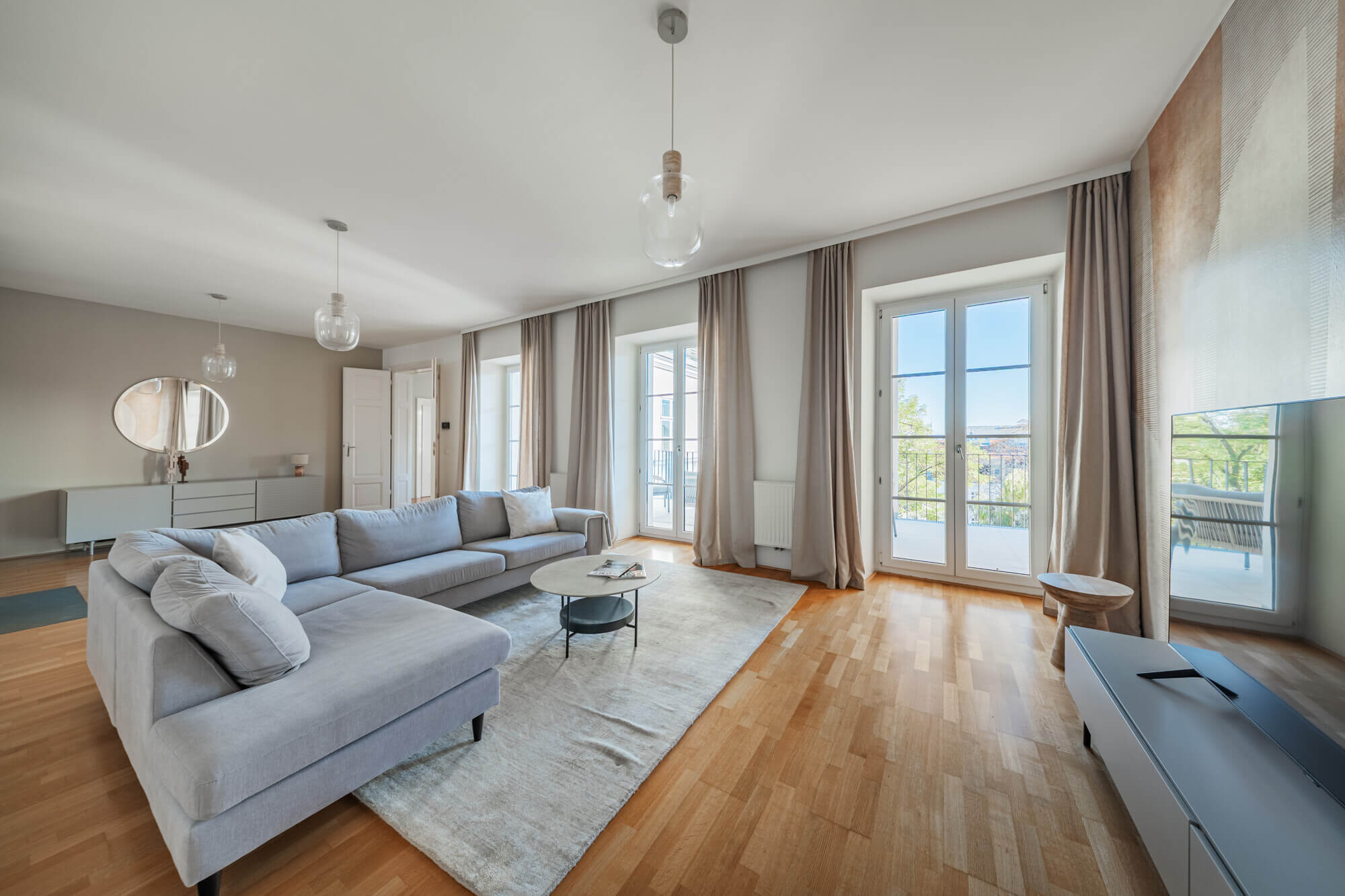 Komplett möblierte Dachgeschoß Wohnung mit 3 Schlafzimmern und Garagenplatz