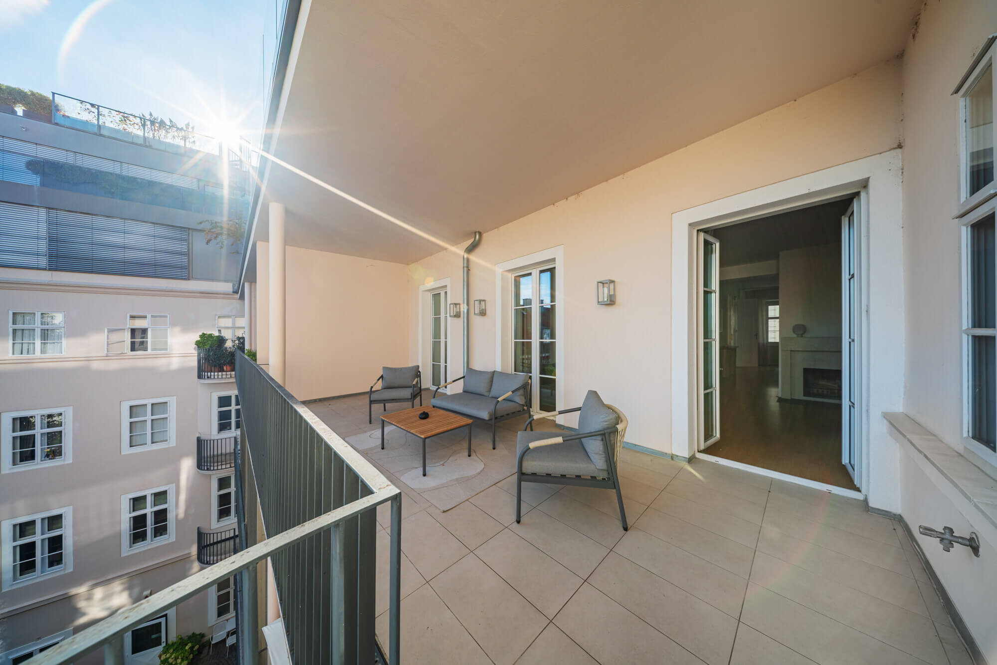 Komplett möblierte Dachgeschoß Wohnung mit 3 Schlafzimmern und Garagenplatz